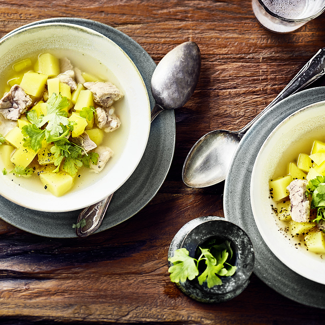 Kohlrübeneintopf mit Schälrippe mit Knoblau und Lorbeerblättern verfeinert