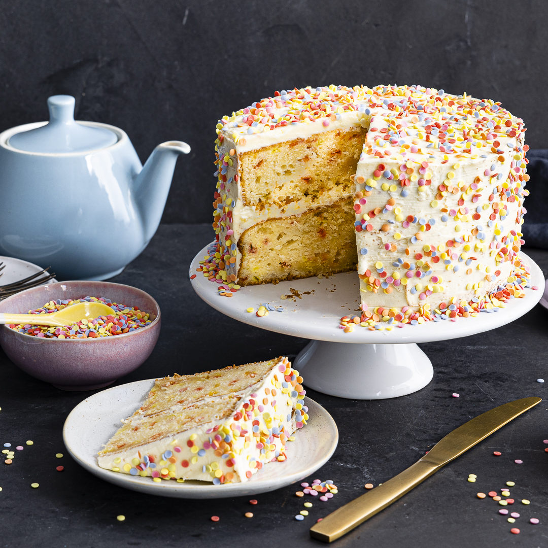 Konfetti-Kuchen mit bunten Streuseln