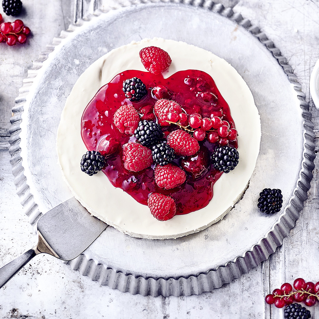 Kuchen ohne Backen mit frischen Beeren