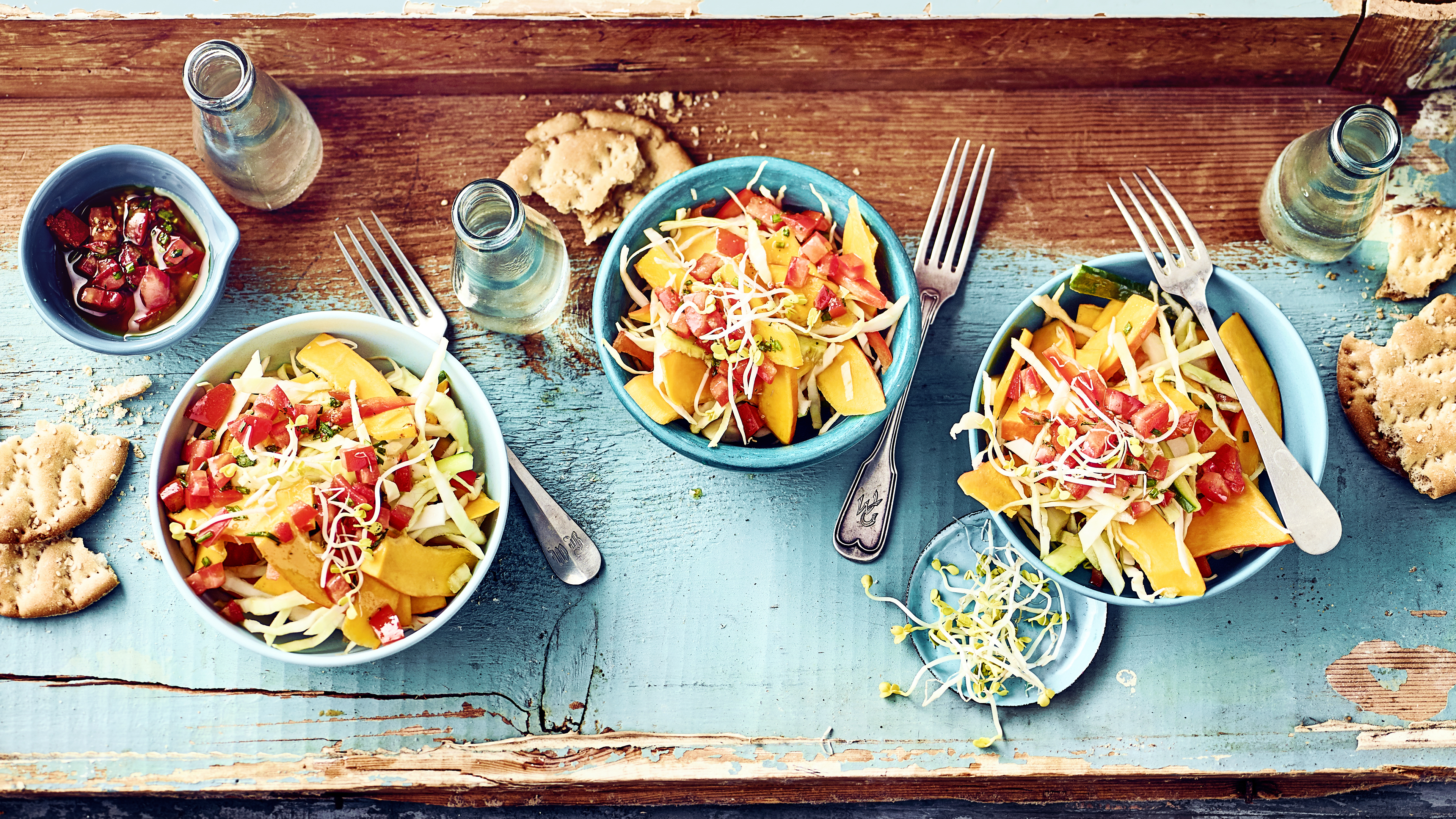 Knackiger Rohkostsalat mit Kürbis, Gurken, Tomaten und Weißkohl