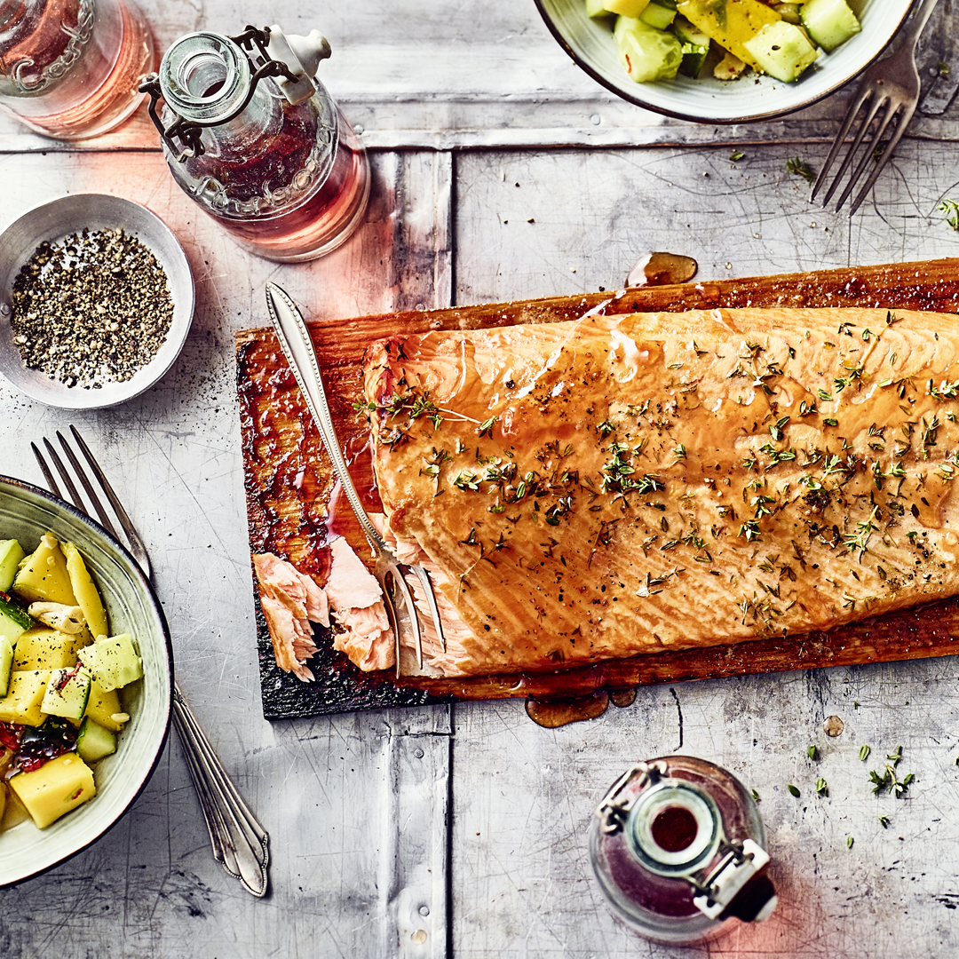 Lachs auf Zedernholz mit Salat.