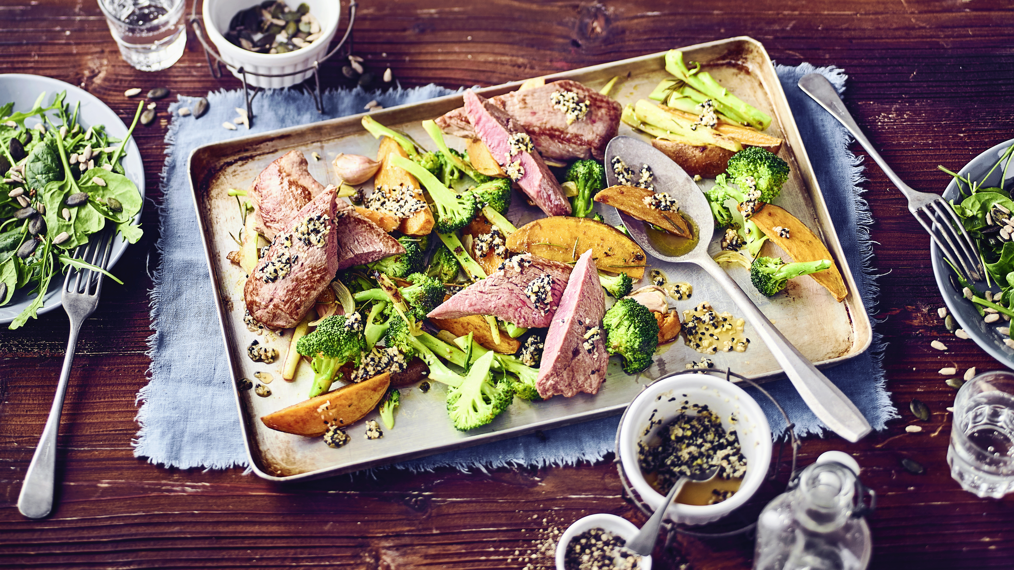 Lammlachs mit Süßkartoffelspalten und Brokkoli