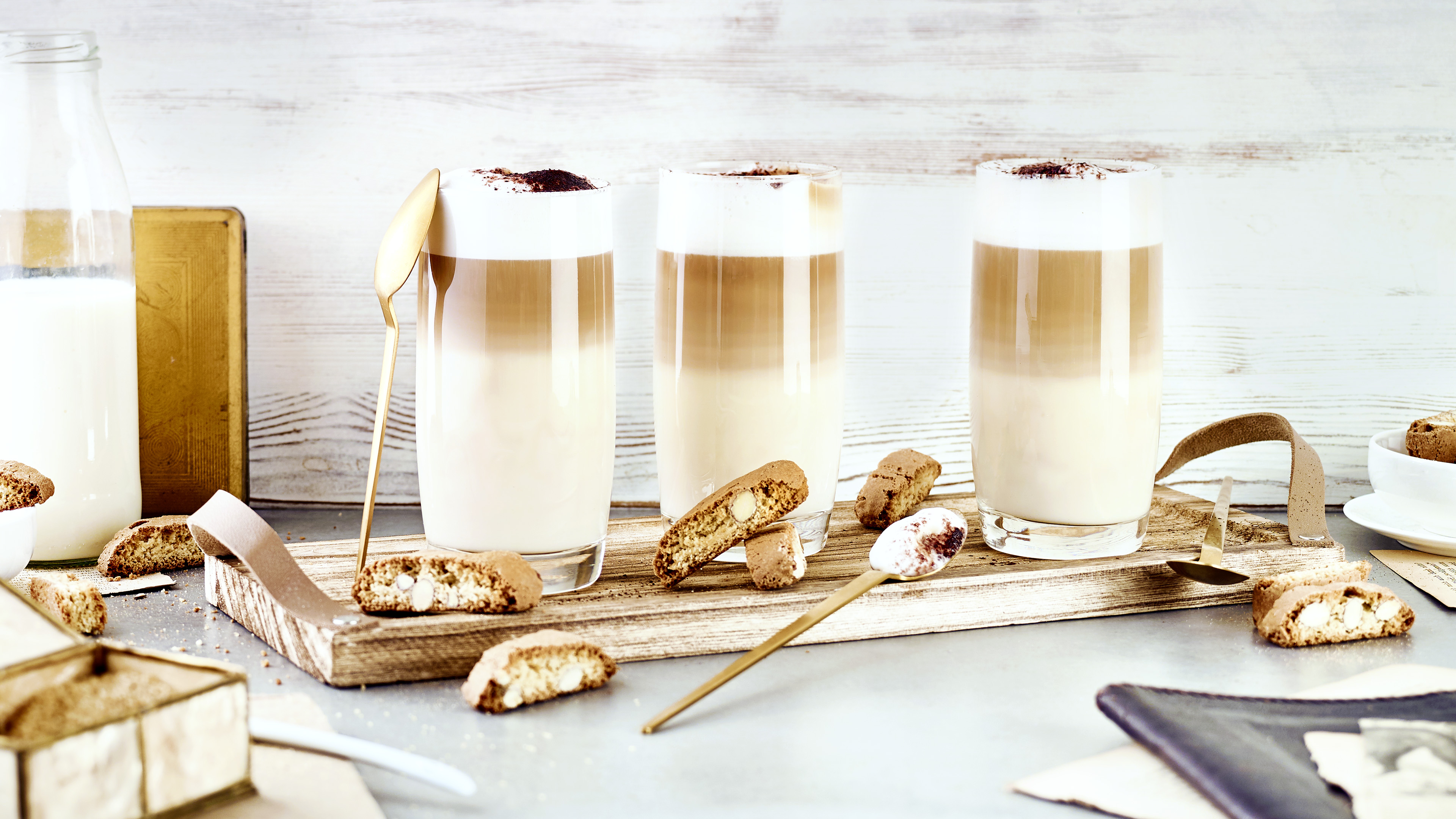 Latte macchiato wird aus Espresso, Milch und Milchschaum gemacht. 