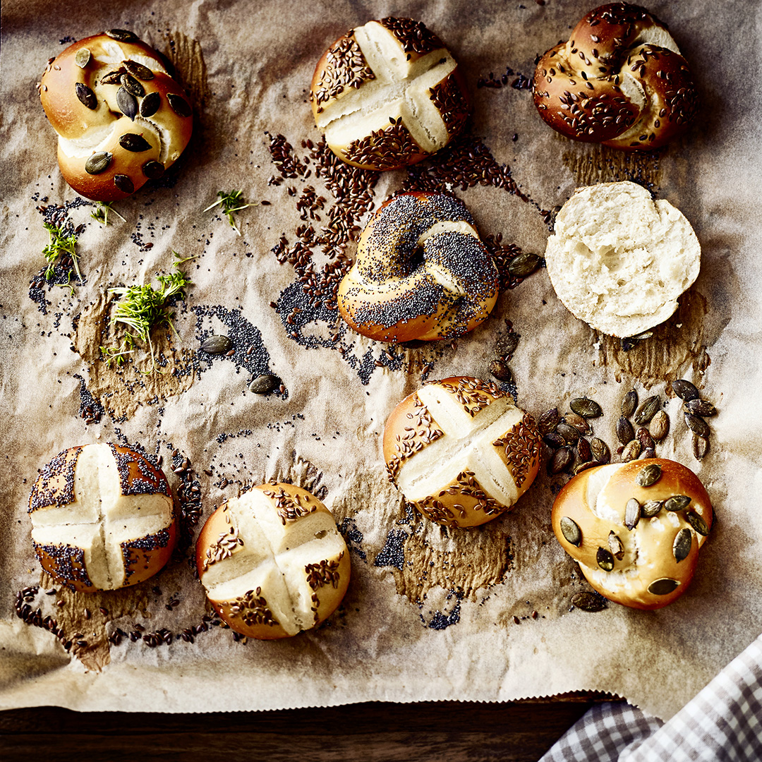 Laugengebäck mit Mohn und Kürbiskernen