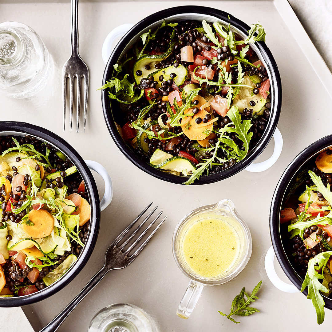 Linsen-Gemüsesalat mit Rucola und Tomate