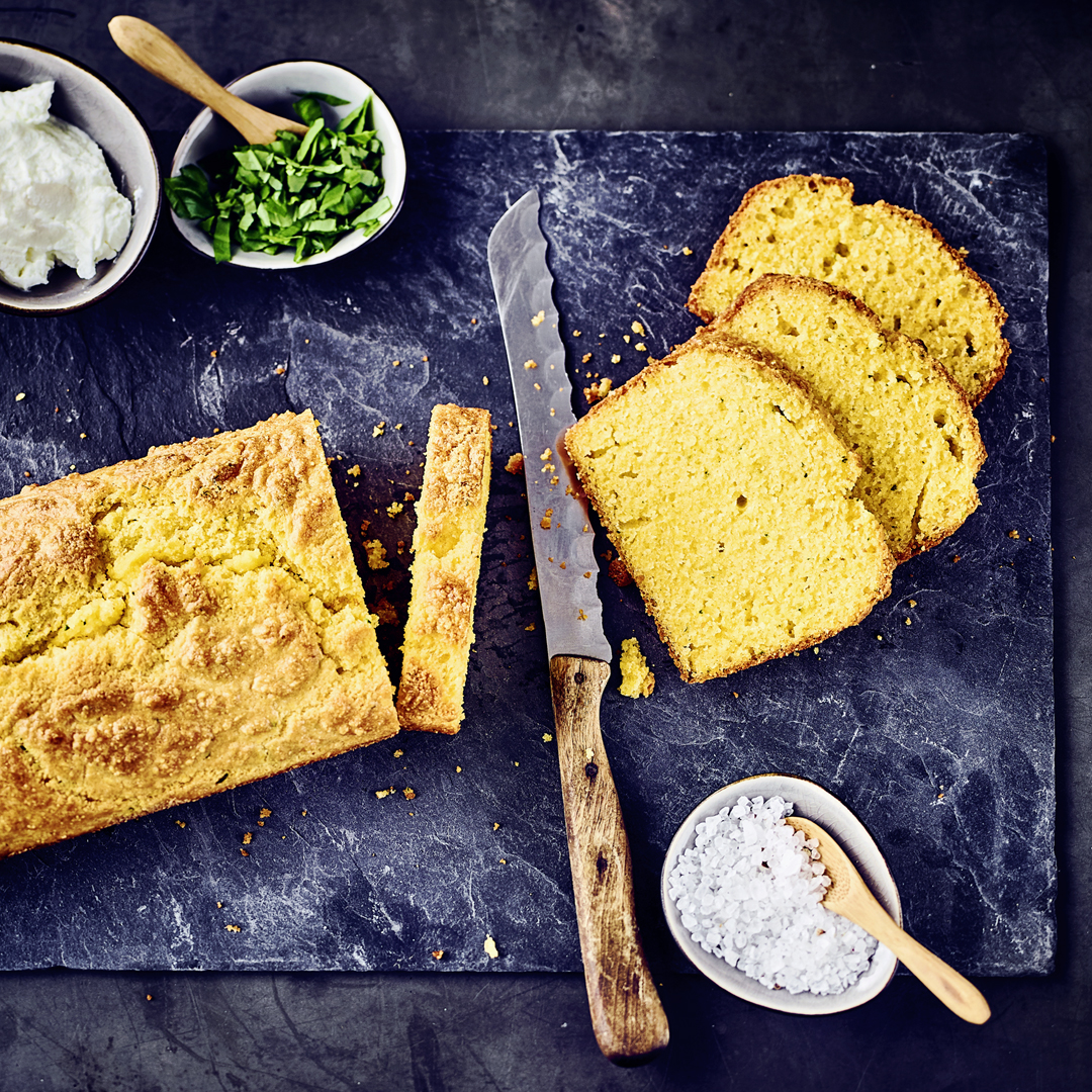 Maisbrot aus Polenta mit Basilikum