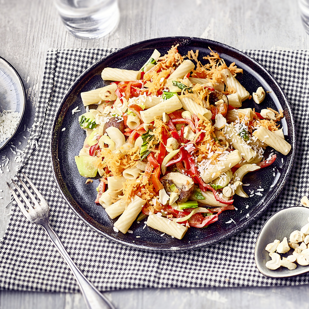 Makkaroni mit Pak Choi sind vegetarisch und werden mit Spitzpaprika, Champignons und Kokosmilch