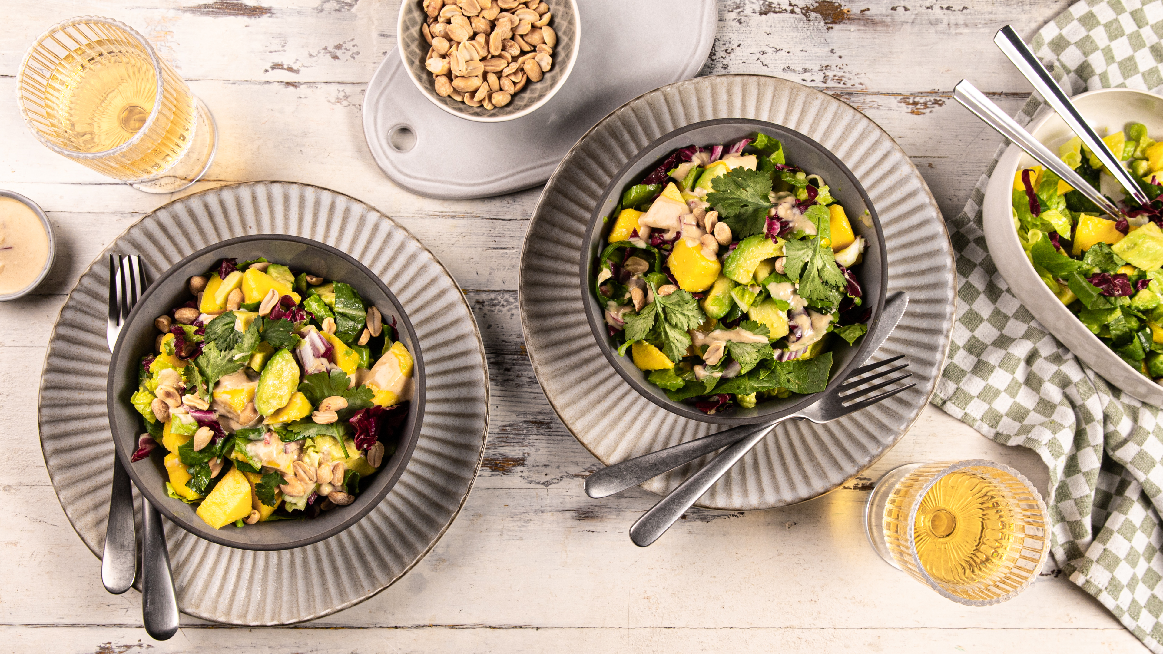 Mango-Avocado-Salat mit Erdnüssen