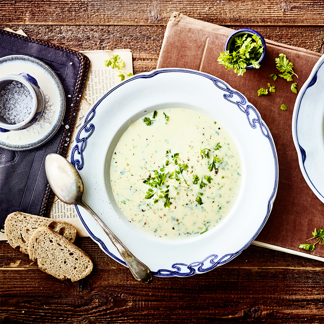 Unserem Rezept eine sahnige Kerbelsuppe mit würzige Kraut, Zwiebeln und Ei