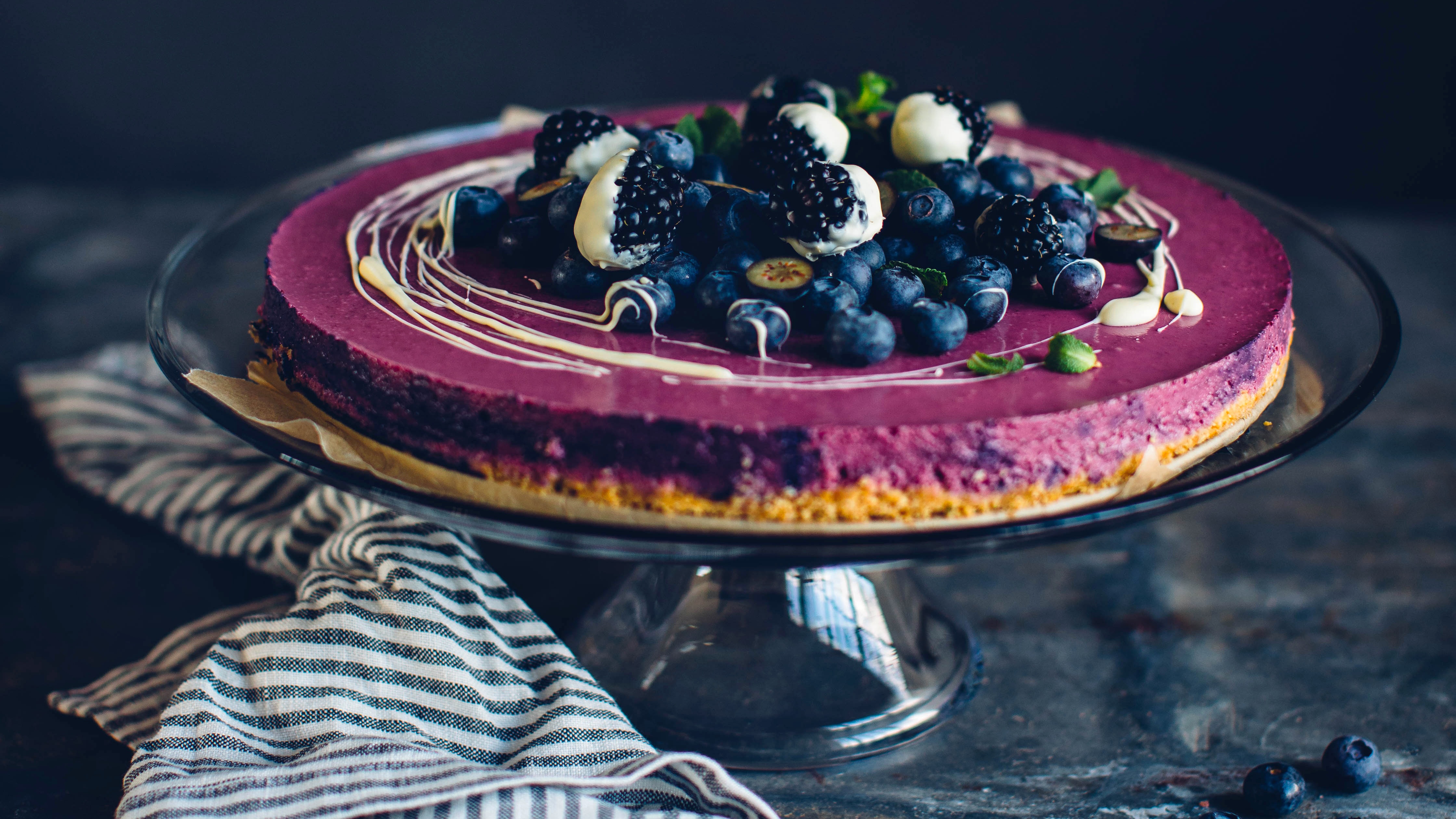 No-Bake-Cheesecake mit Heidelbeeren und Brombeeren