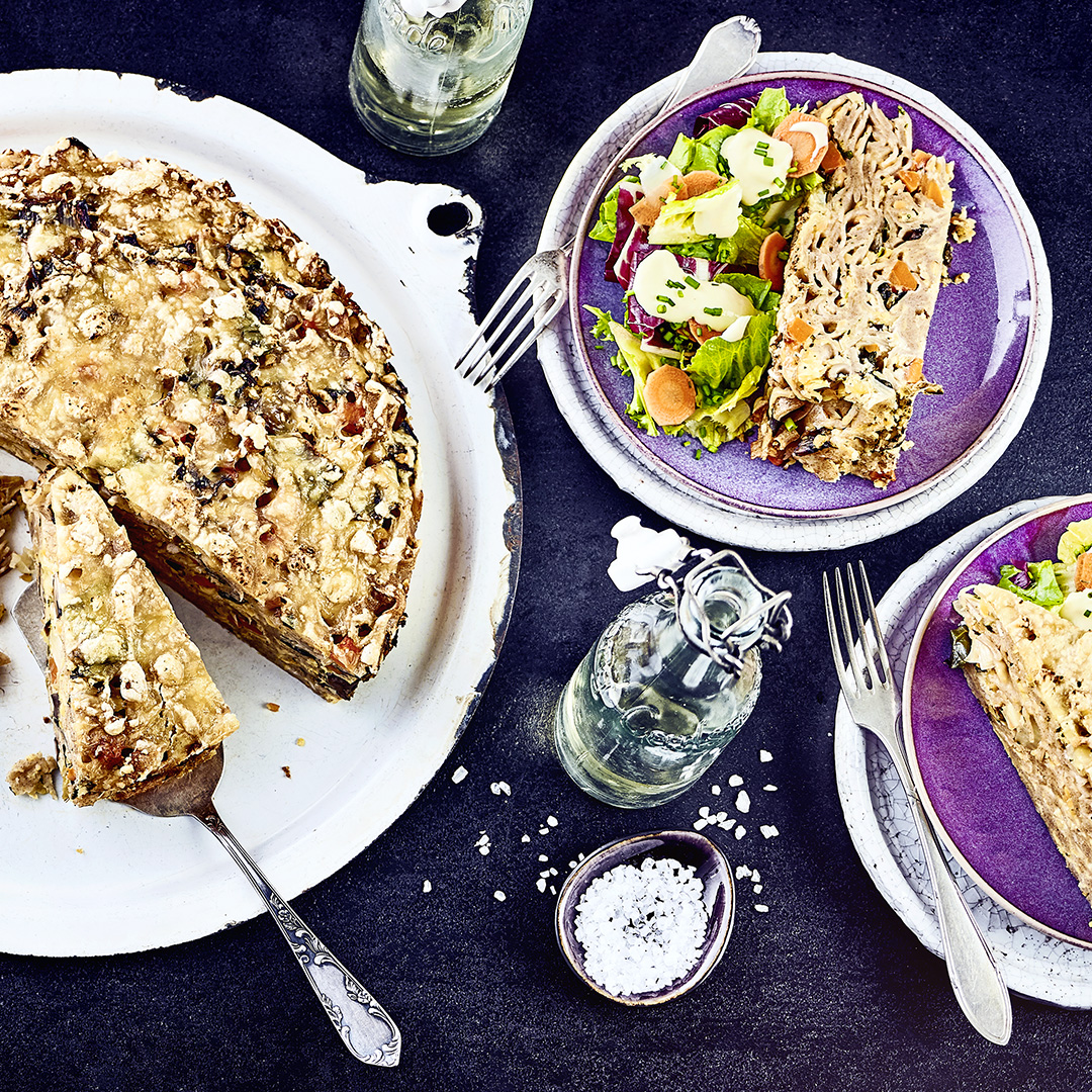 EDEKA Nudeltorte mit Blattsalat 