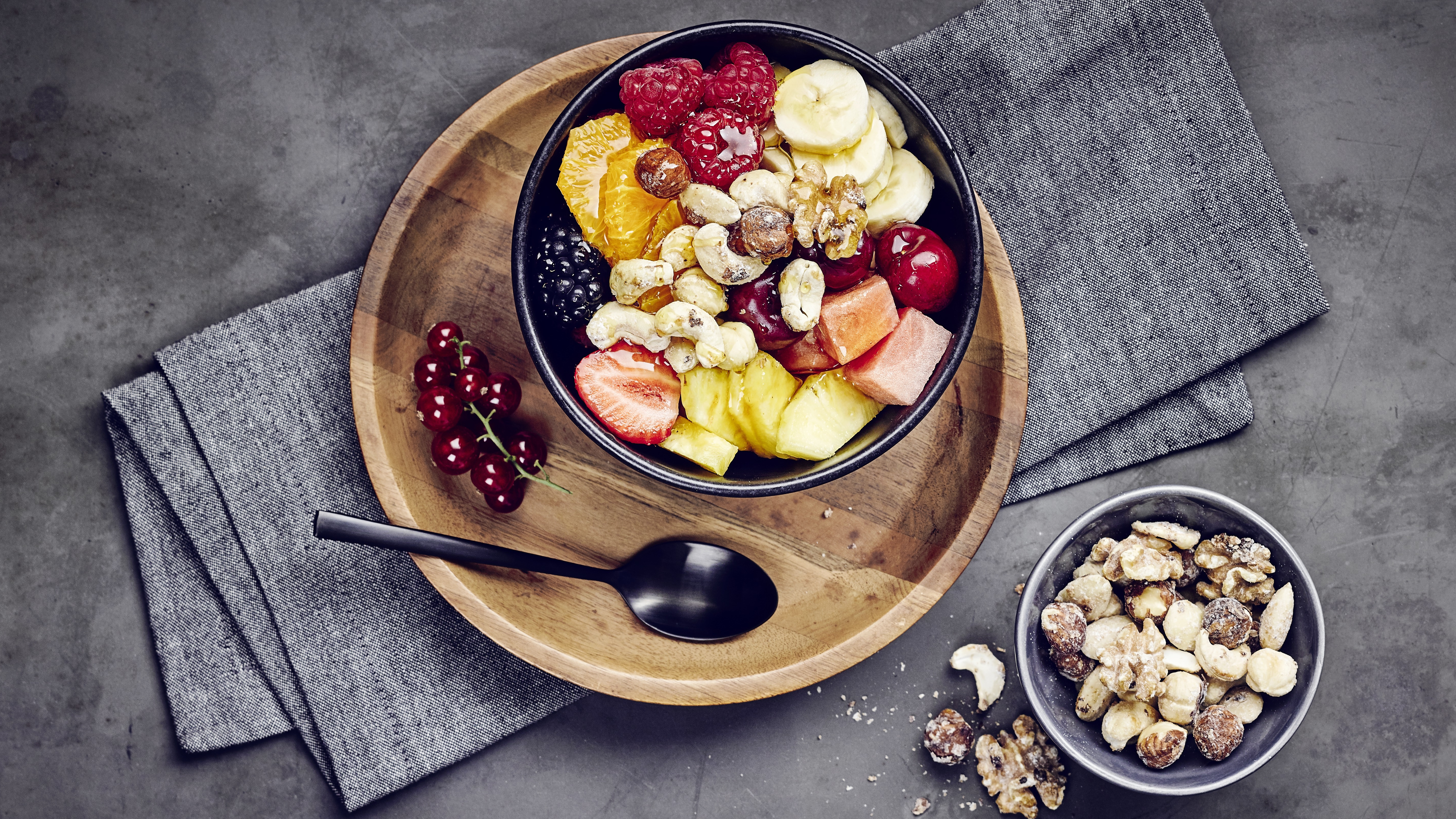 Obstsalat mit Nüssen