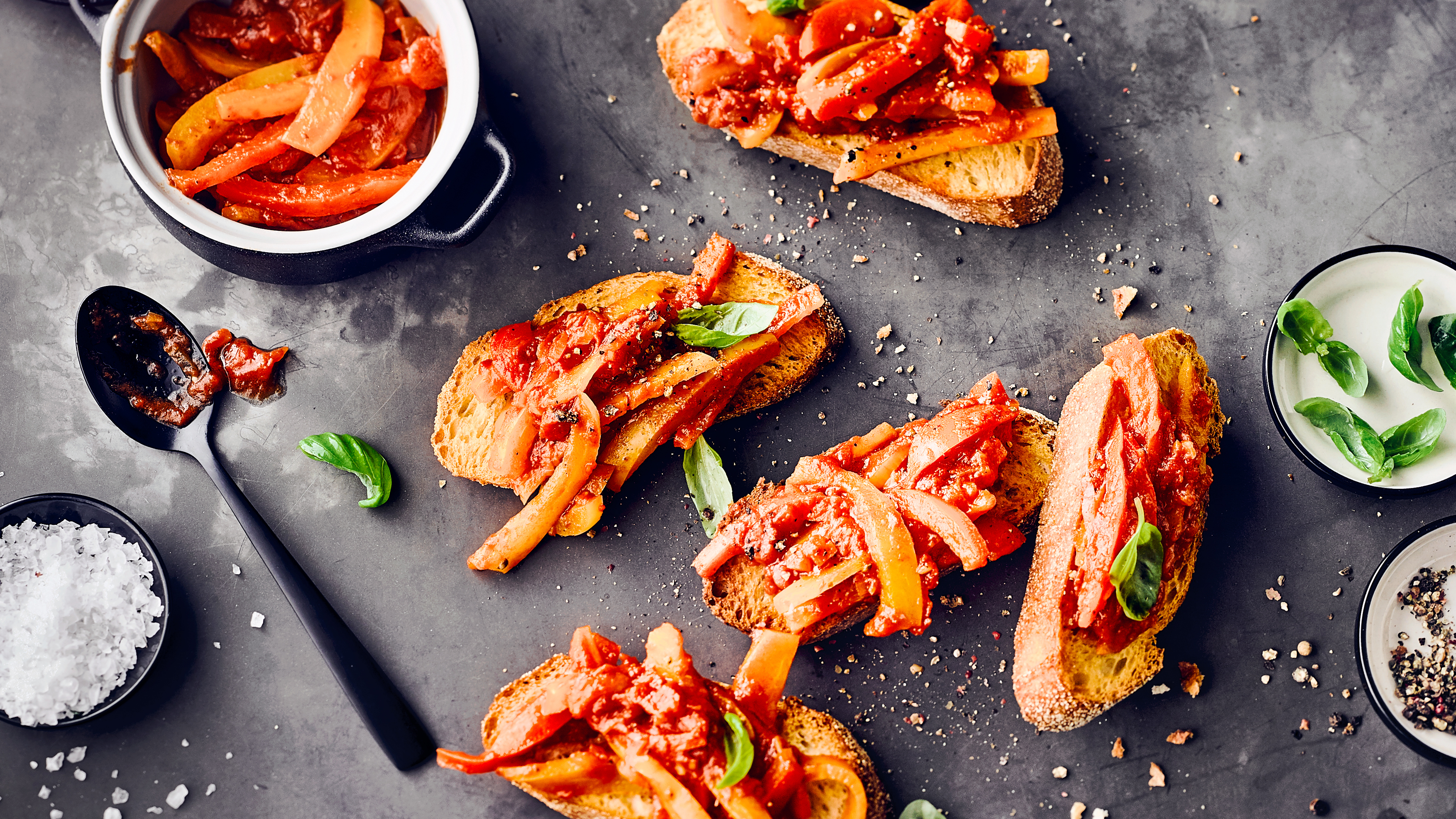 Würzige Peperonata auf Brot