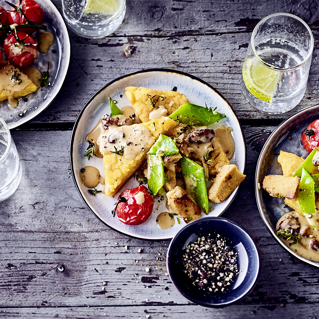 Vegane Polentaschnitten mit gebratenem Gemüse