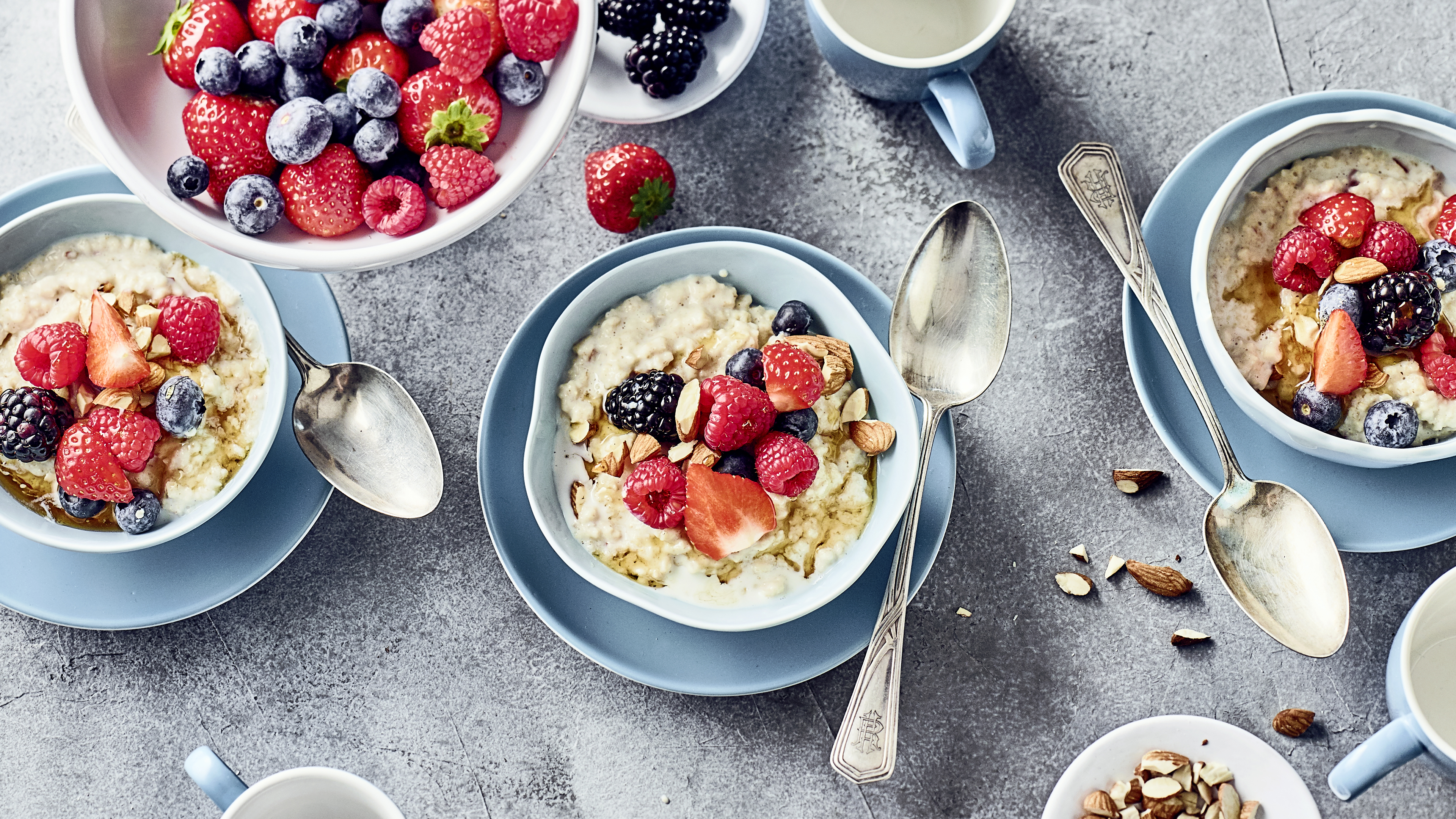 Porridge mit frischen Beeren. 