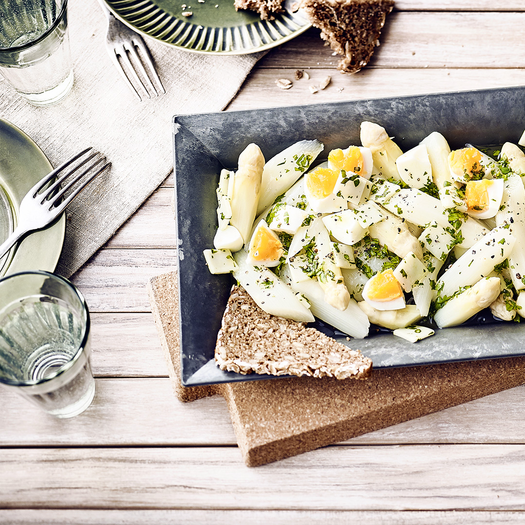 Ein leckerer Spargel-Salat mit knusprigem Baguette.