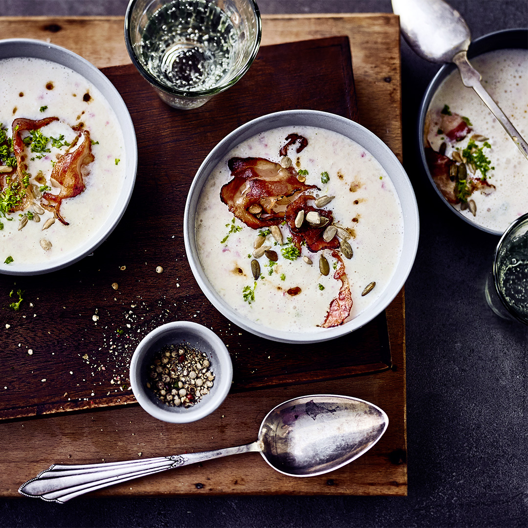 Radiesschensuppe mit frischen Kräutern und Bacon