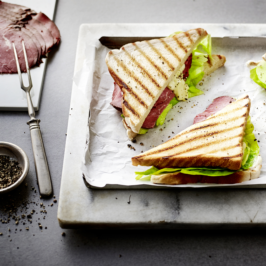 Roastbeef-Sandwich mit knusprig angerösteten Brotscheiben