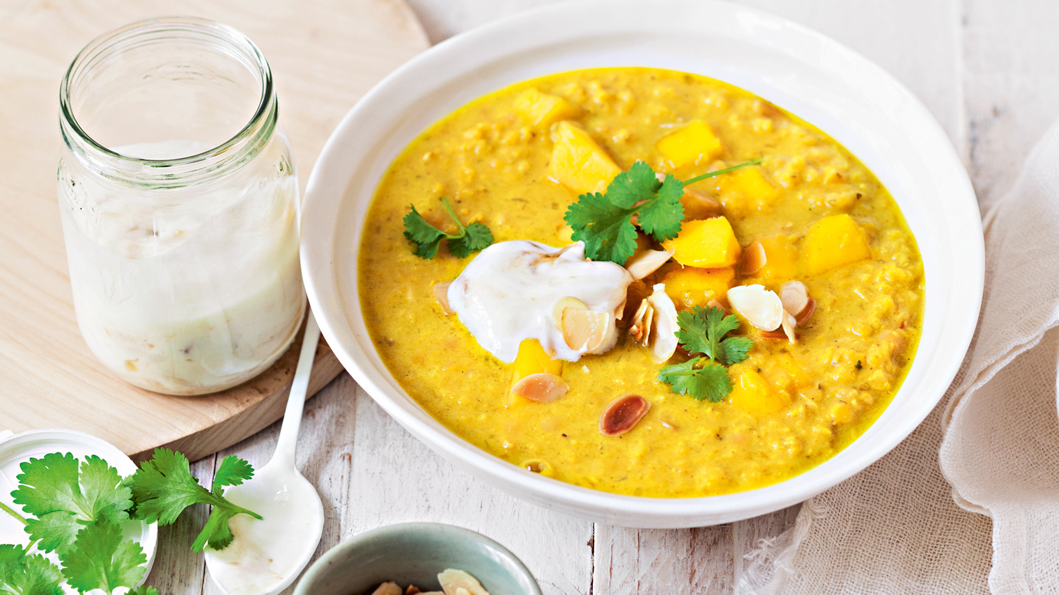 Rote-Linsen-Suppe mit Mango