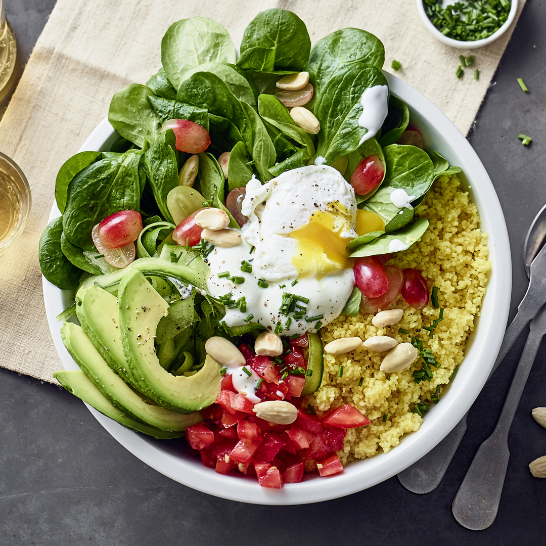 Salat Bowl mit Feldsalat, Couscous und Nüssen