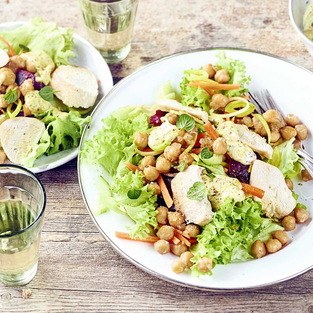 Salat mit Hähnchen, Kicherererbsen und Gemüse verfeinert mit Apfelgelee