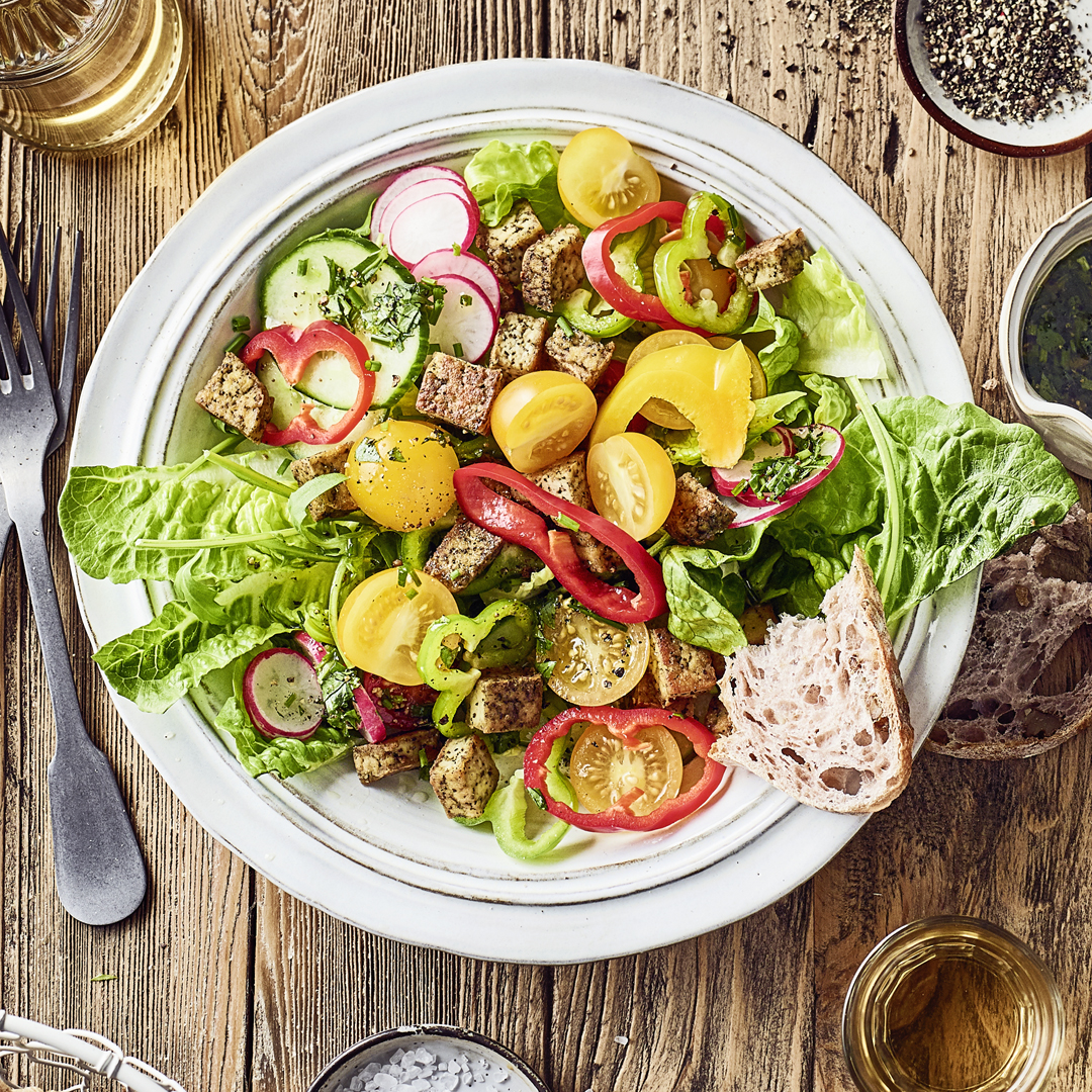 Salat mit Kräuter-Tofu und Paprika