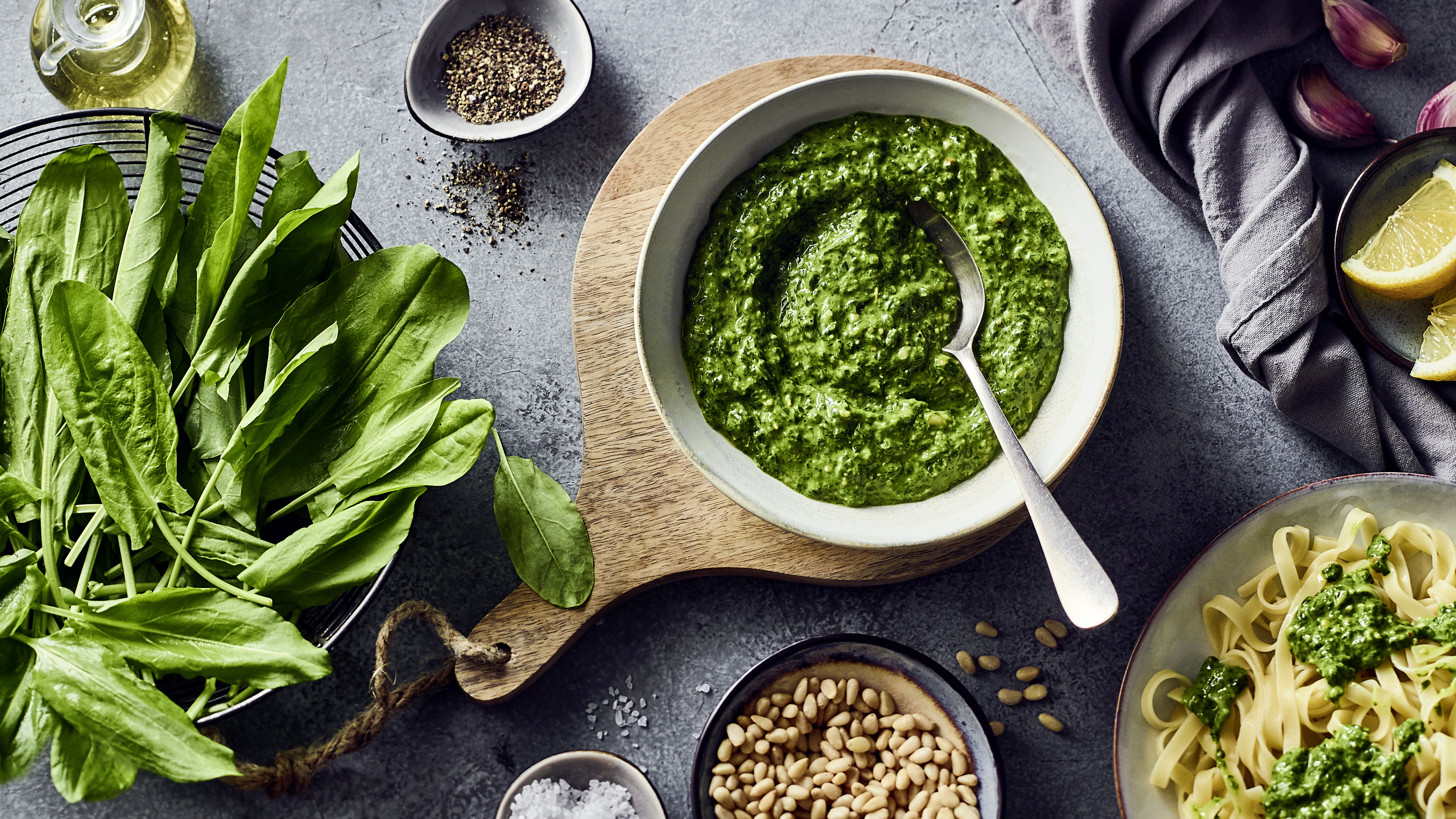 Sauerampfer-Pesto mit Pinienkerne