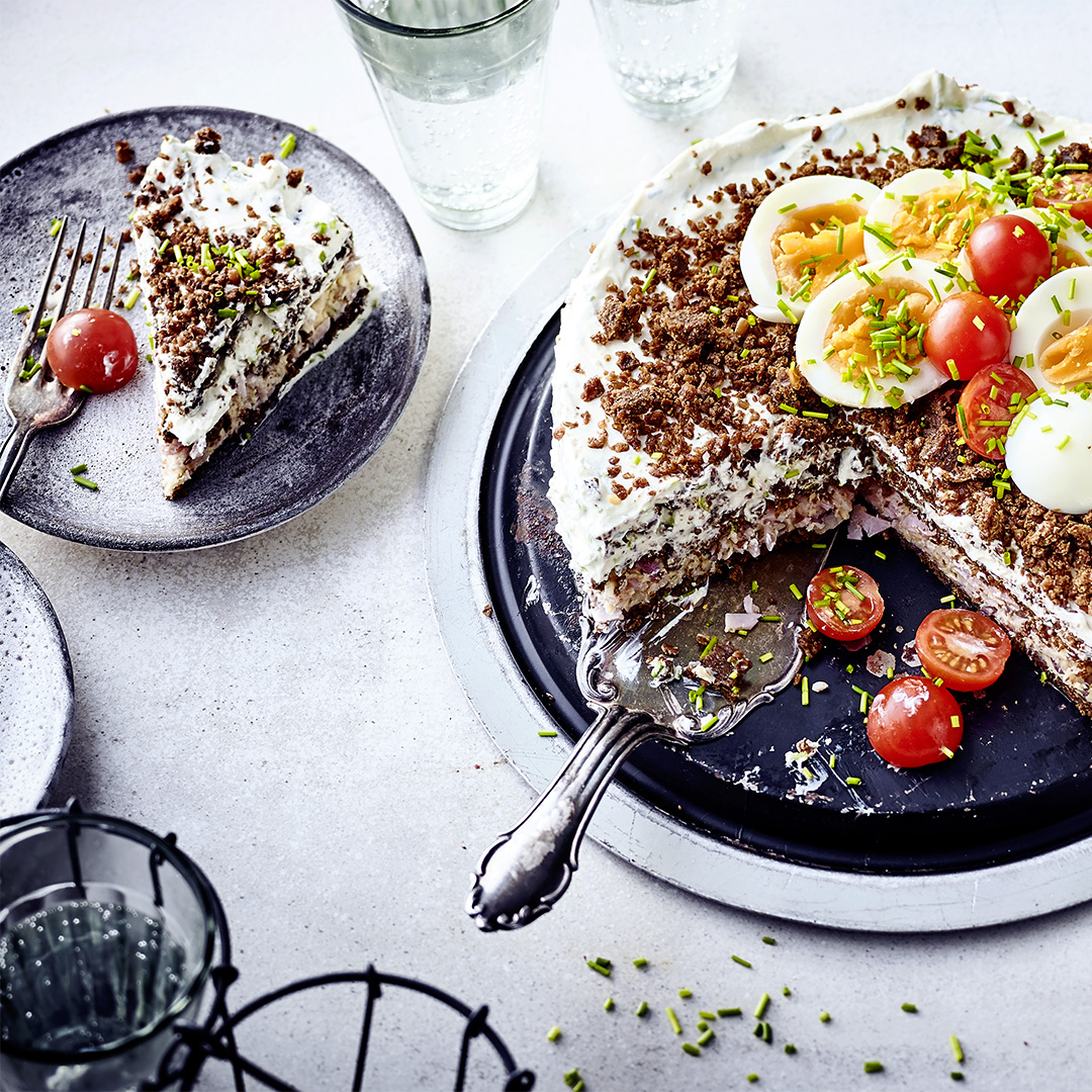 Schwarzbrottorte mit Ei und Tomaten