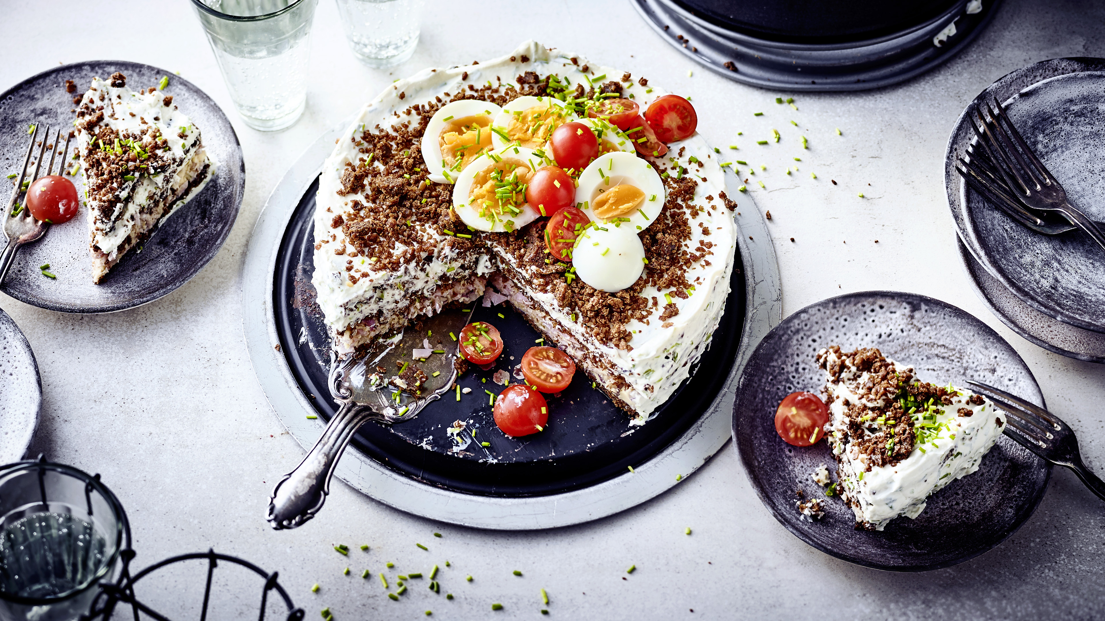 Schwarzbrottorte mit Ei und Tomaten