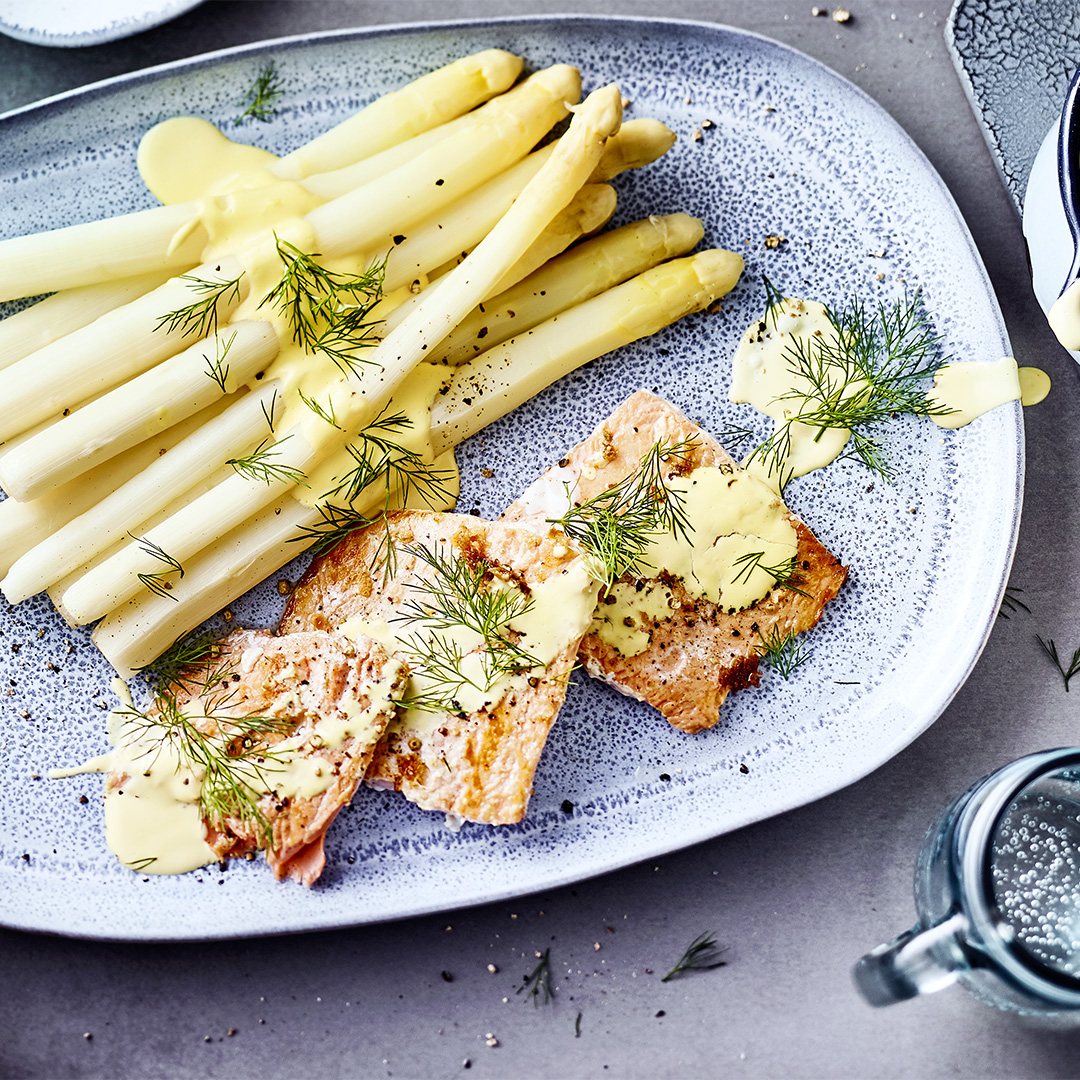 Feiner Spargel mit gebratenem Lachsfilet