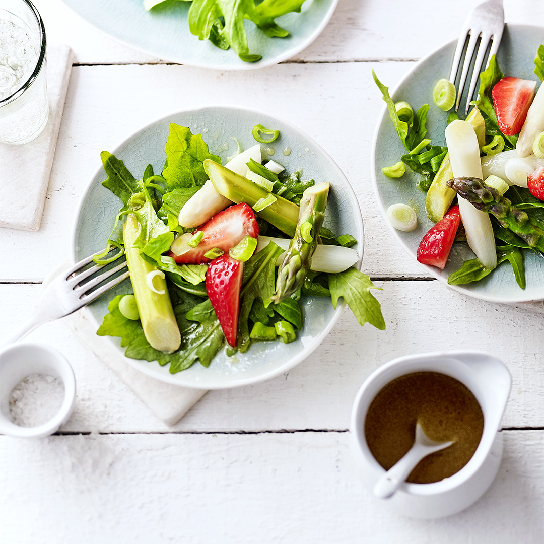 Spargelsalat mit Erdbeeren 