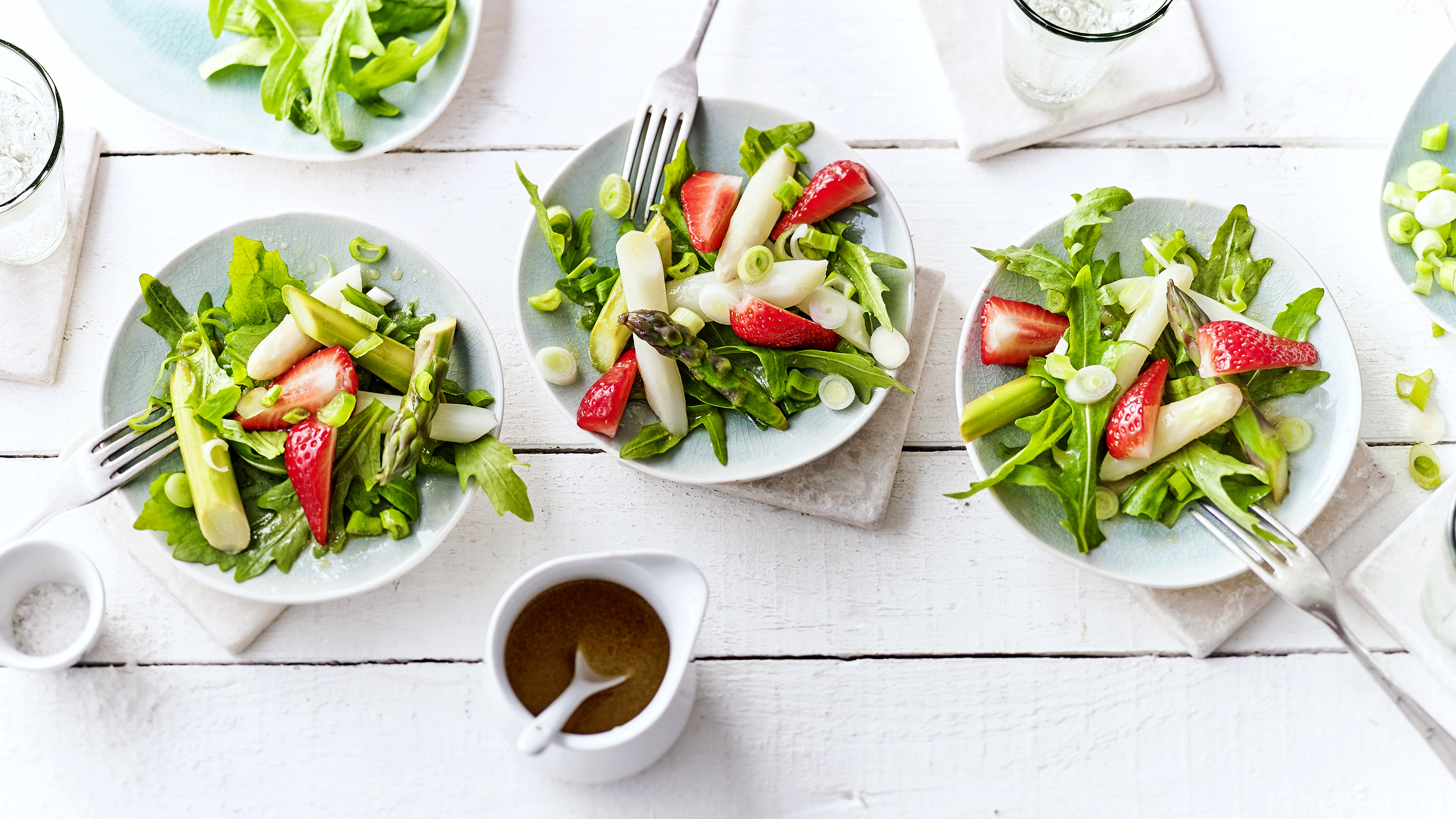 Spargelsalat mit Erdbeeren 