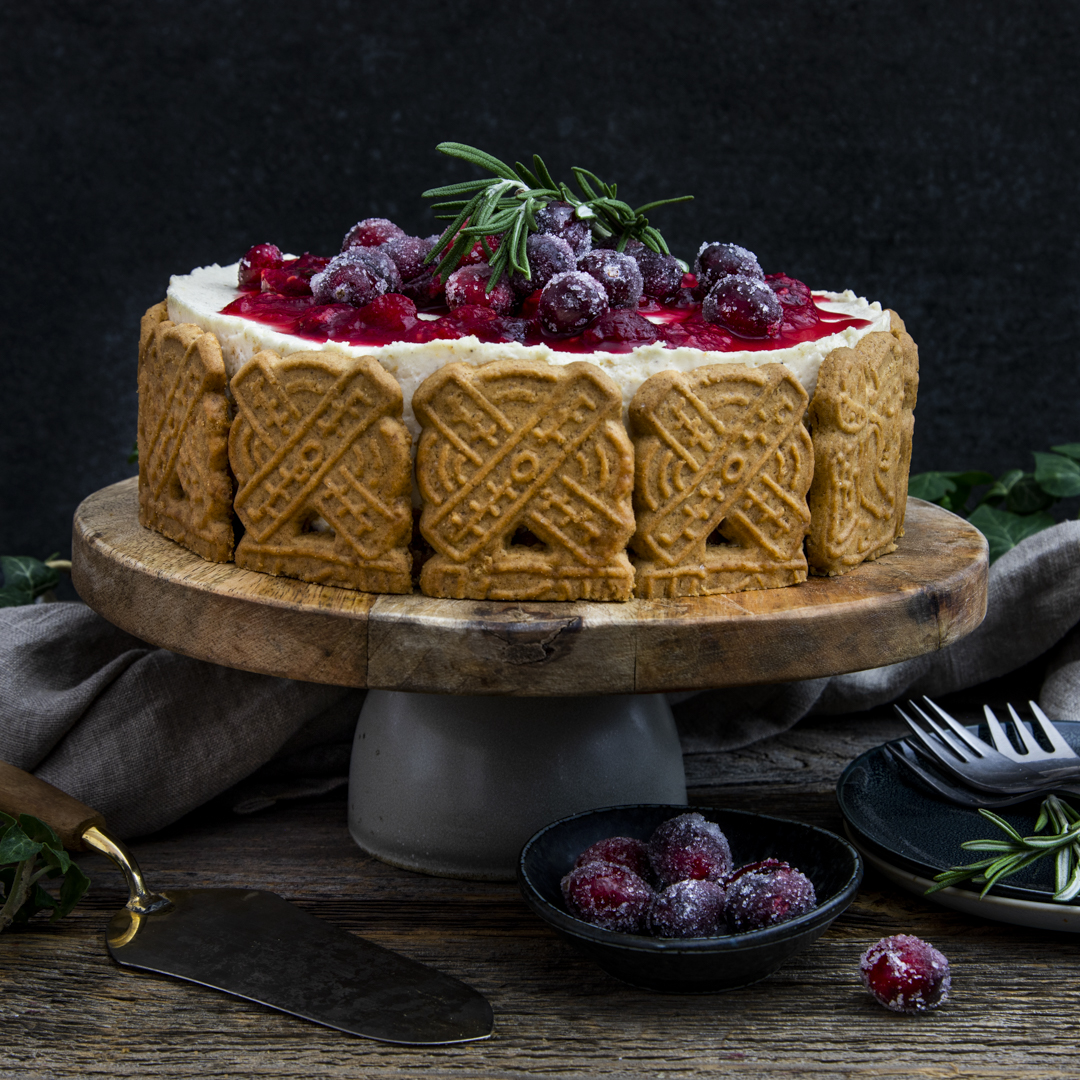 Spekulatius-Torte mit Cranberry-Soße