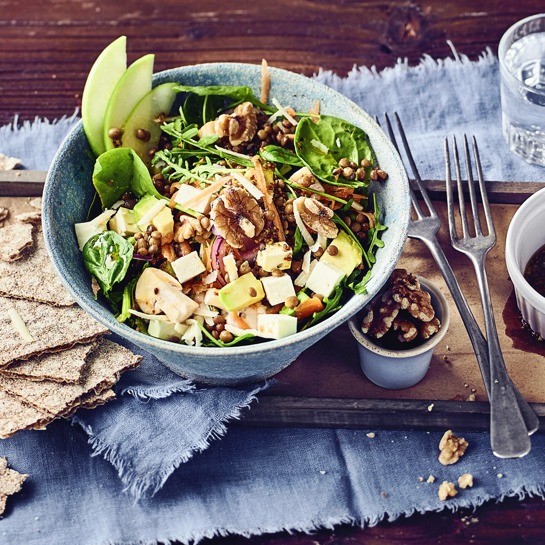 Spinat-Rucola-Feta Salat mit Avocado und Walnüssen