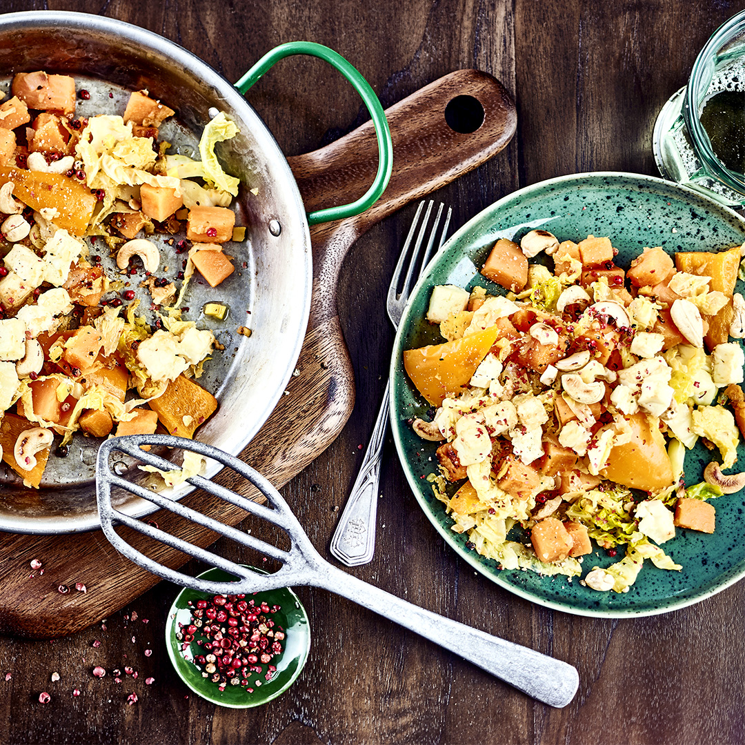 Süßkartoffel-Pfanne mit Cashewkernen und Granatapfel