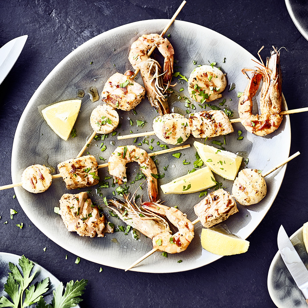 Tapas mit Meeresfrüchten und Petersilie