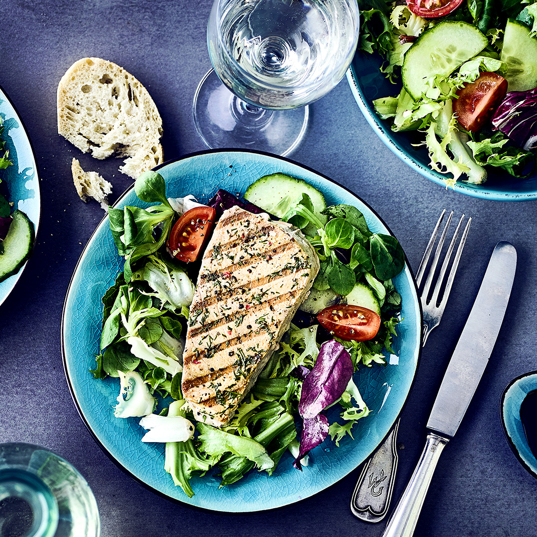 Thunfischsteaks auf Salat