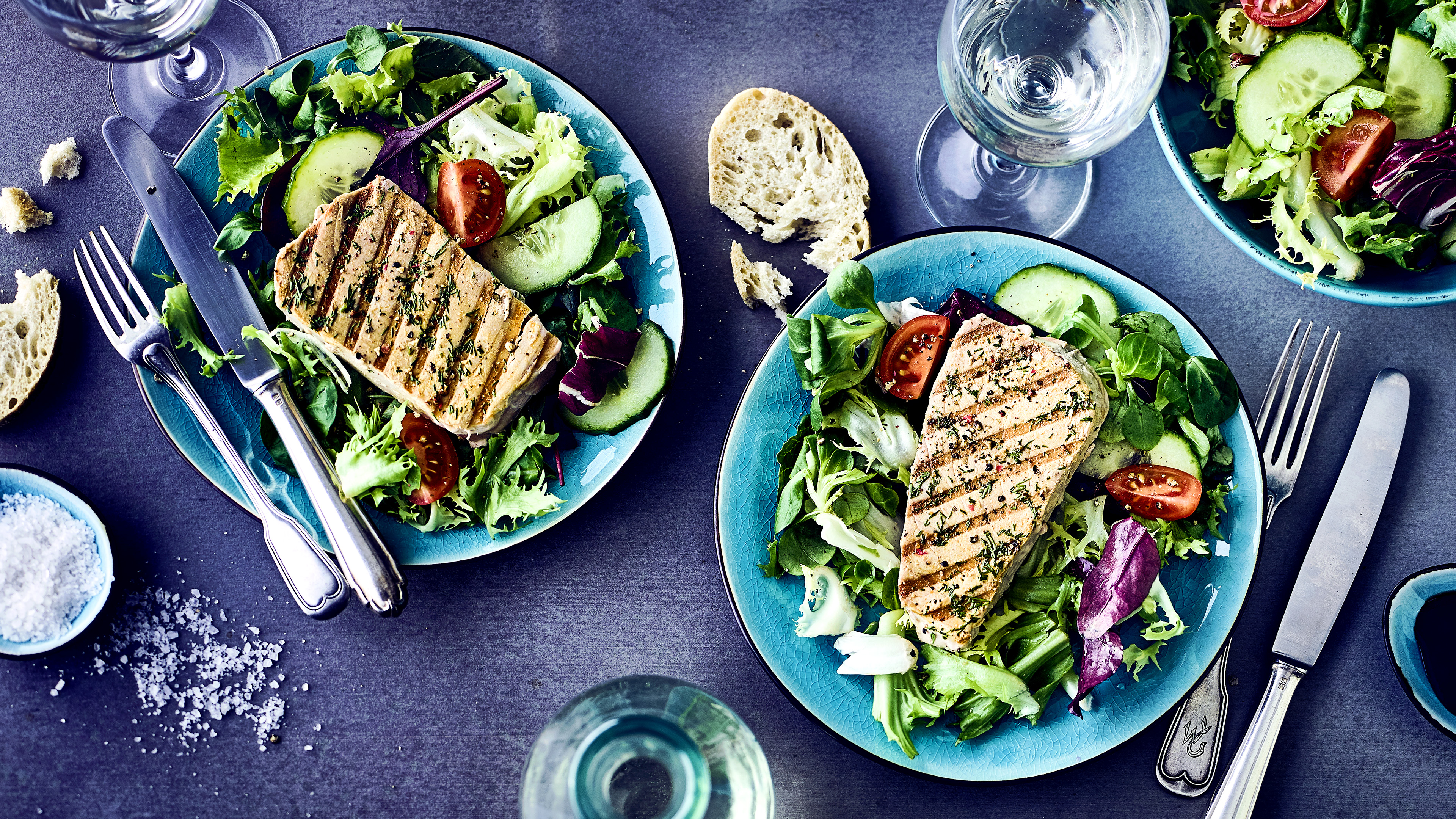 Thunfischsteaks auf Salat