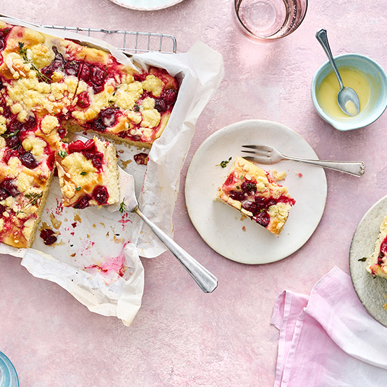Thymian-Kirsch-Focaccia-mit-Orangenbutterstreuseln