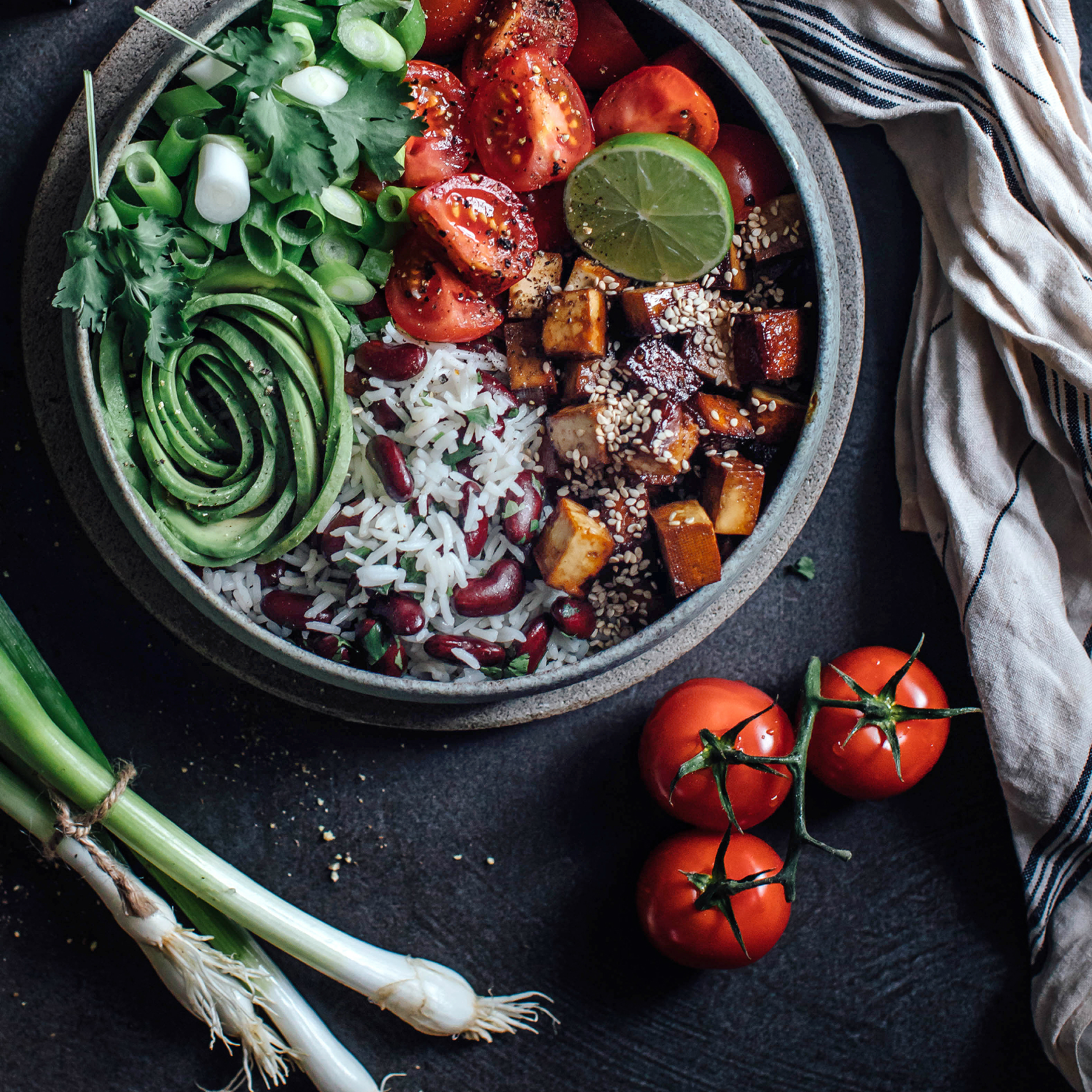 Tofu-Salat Bowl mit Bohnen