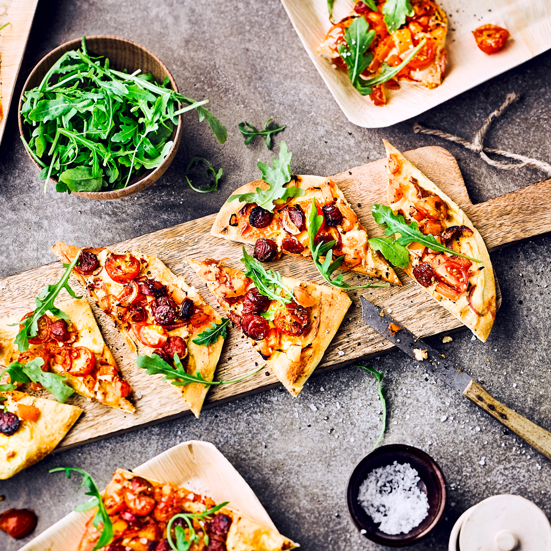 Tomaten-Pizza mit Rucola