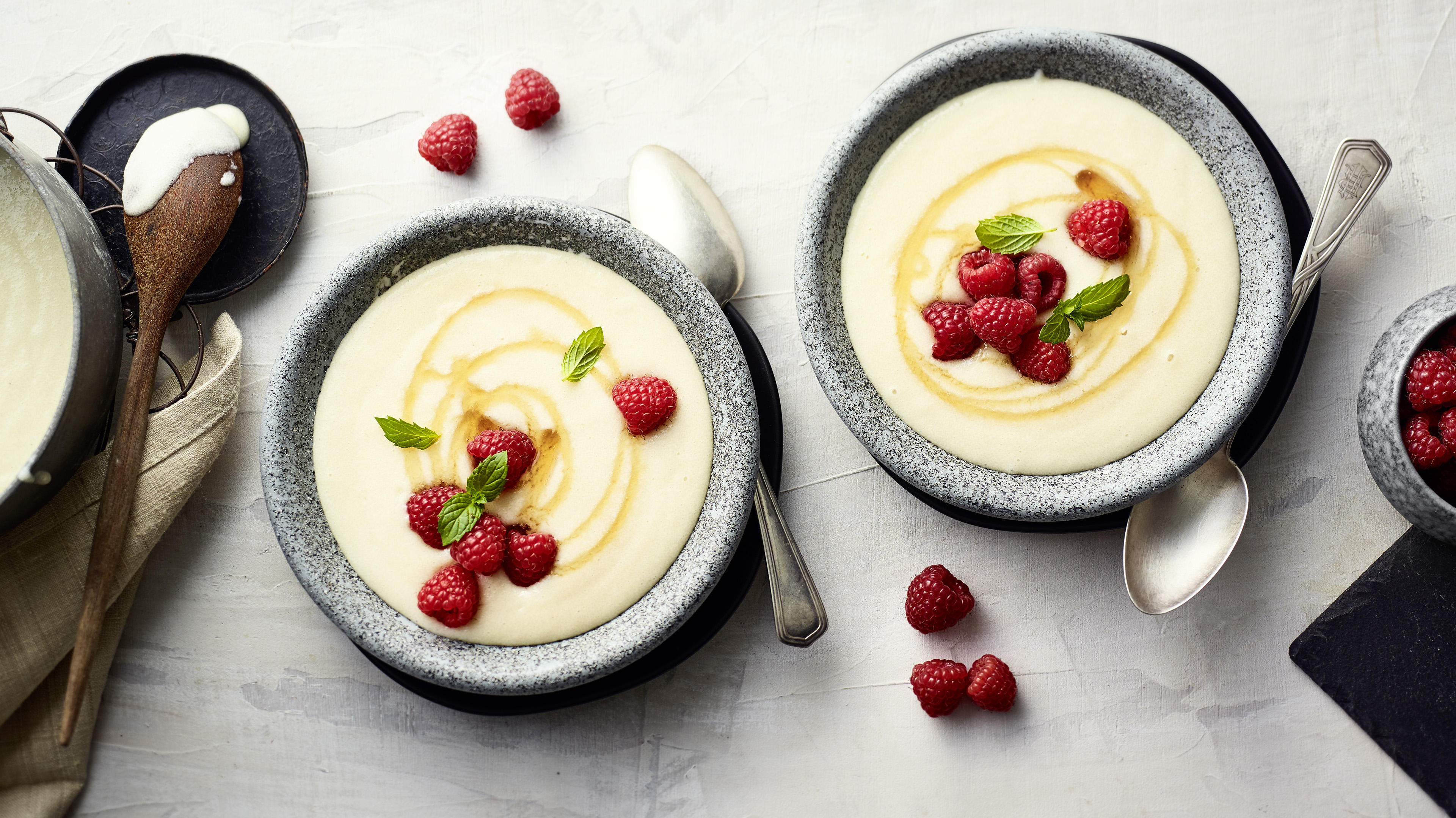 Veganer Grießbrei mit Himbeeren