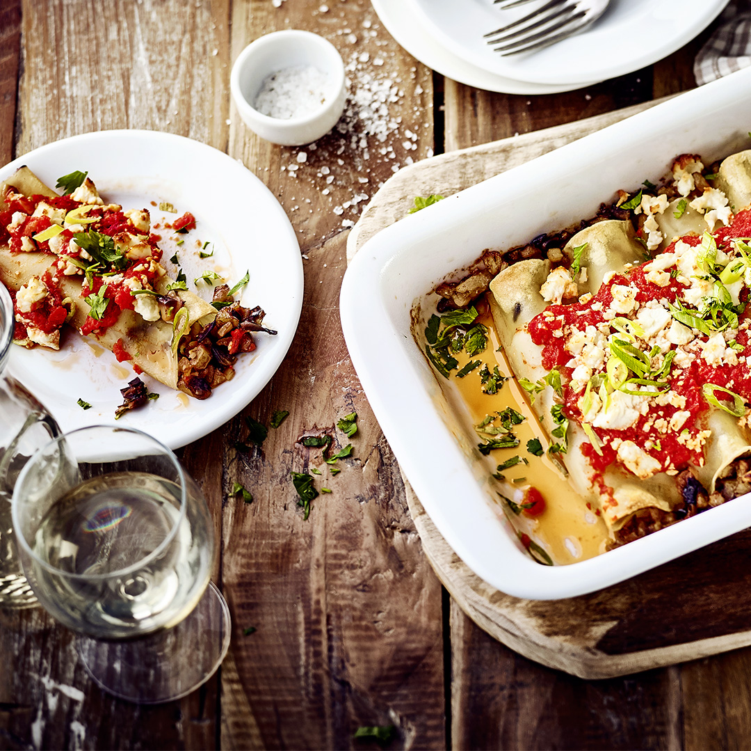 Vegetarische Cannelloni mit Aubergine, Champignons und pikanter Paprika-Sauce