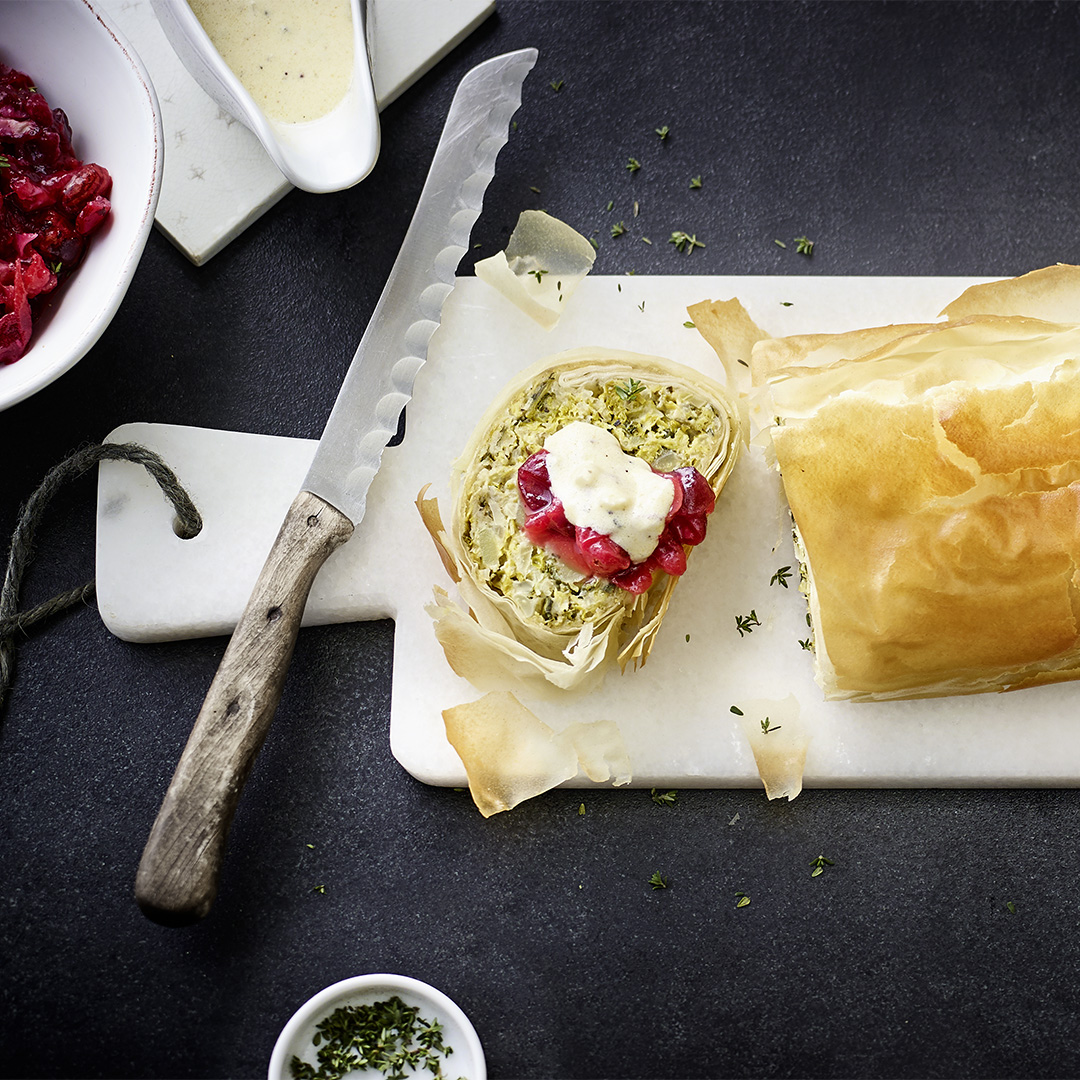 Wirsingstrudel mit Cranberry-Nuss-Kompott und Blauschimmelkäse-Soße