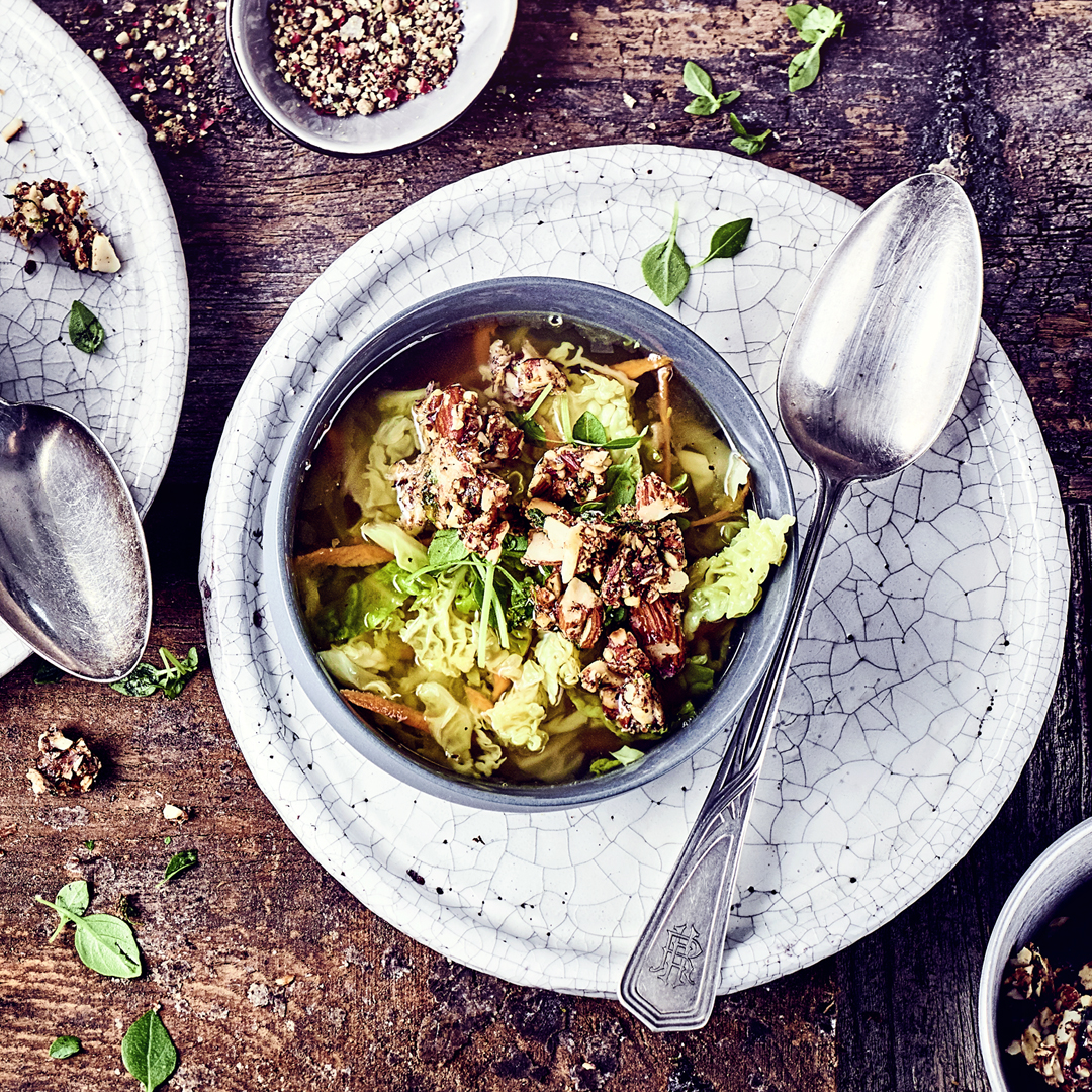 Wirsingsuppe mit Parmesan und Mandeln