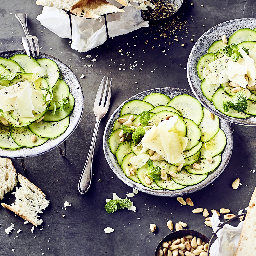 Zucchini Carpaccio mit Parmesan