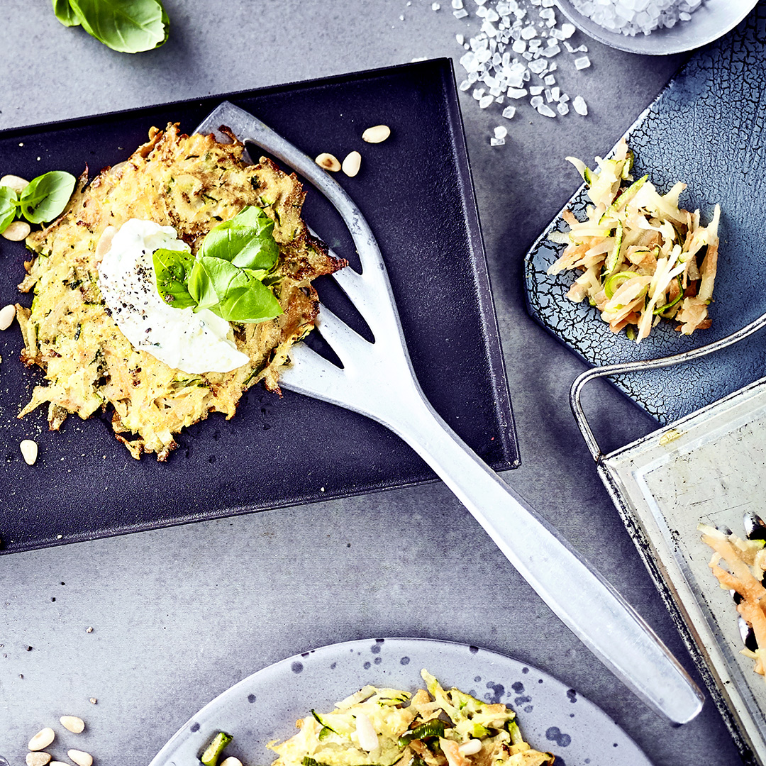 Probieren Sie unser Zucchini-Möhren-Puffer-Rezept aus.