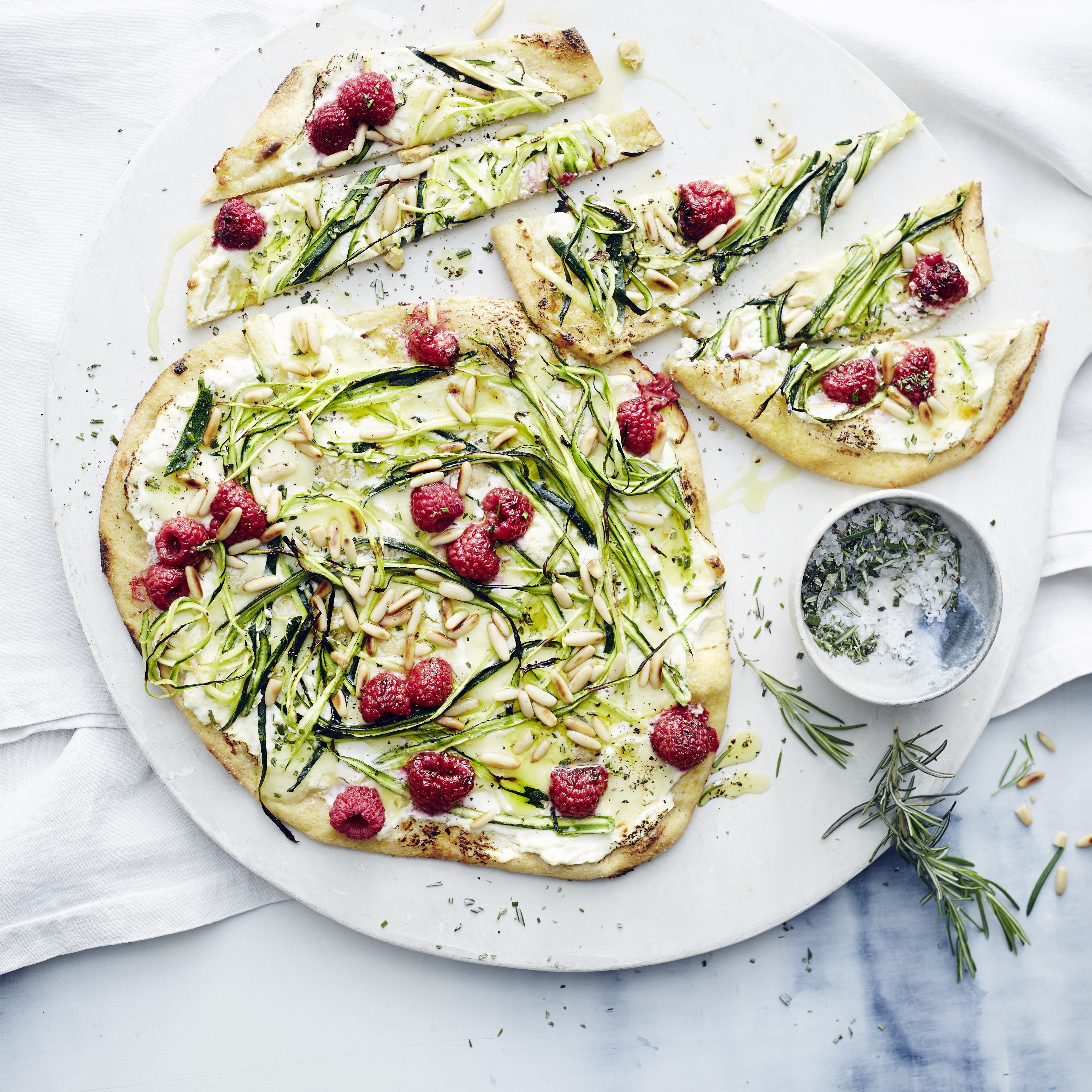 Zucchini-Pizza mit Himbeeren