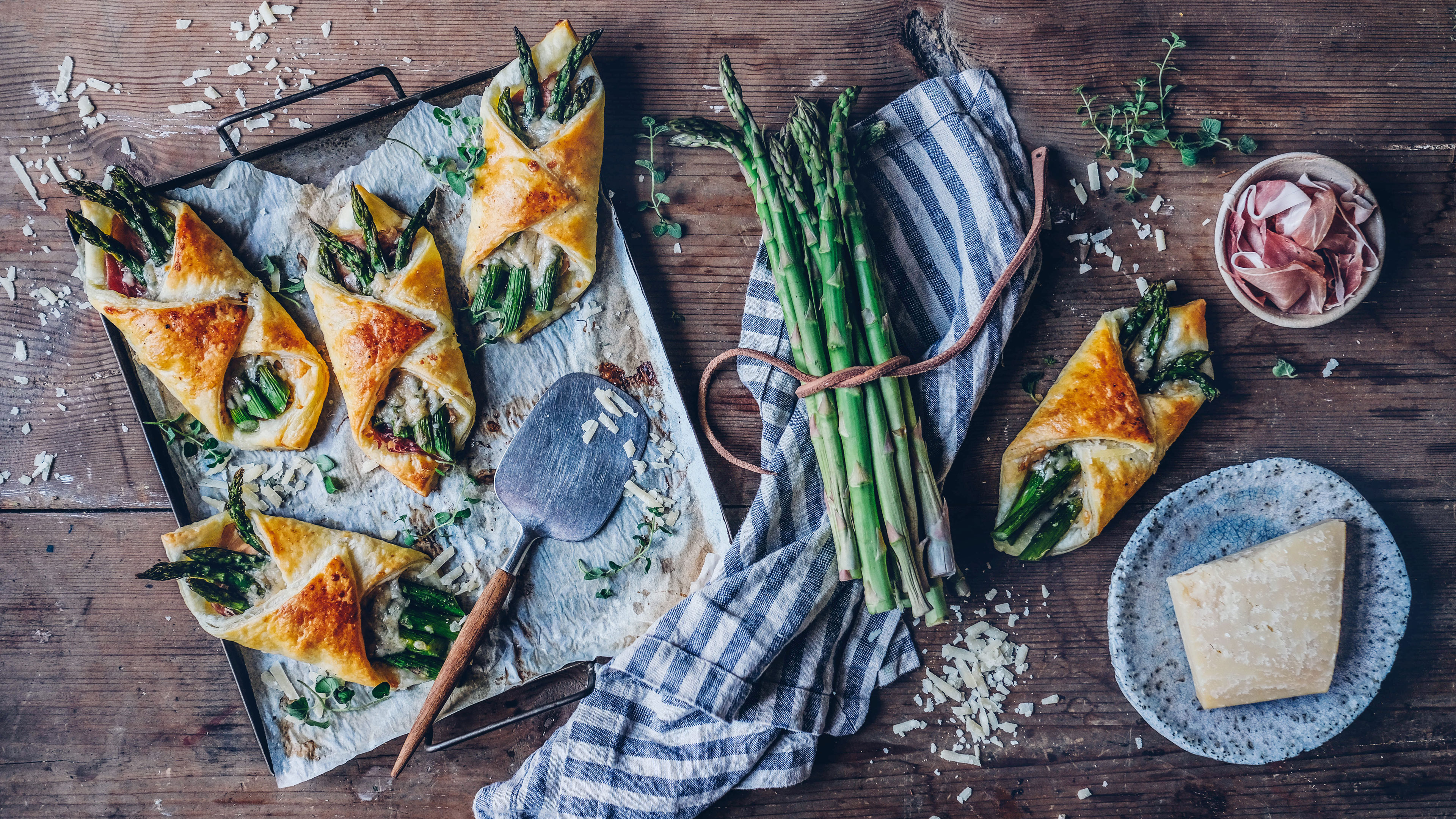 Blätterteig-Bündel mit Prosciutto und Spargel