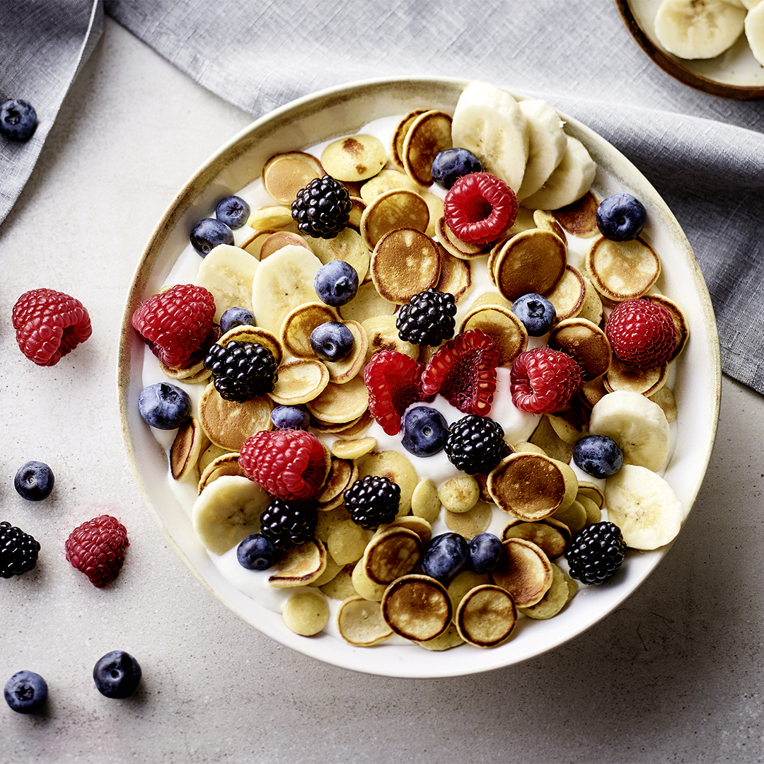 Pancake-Cereal mit Joghurt und Beeren